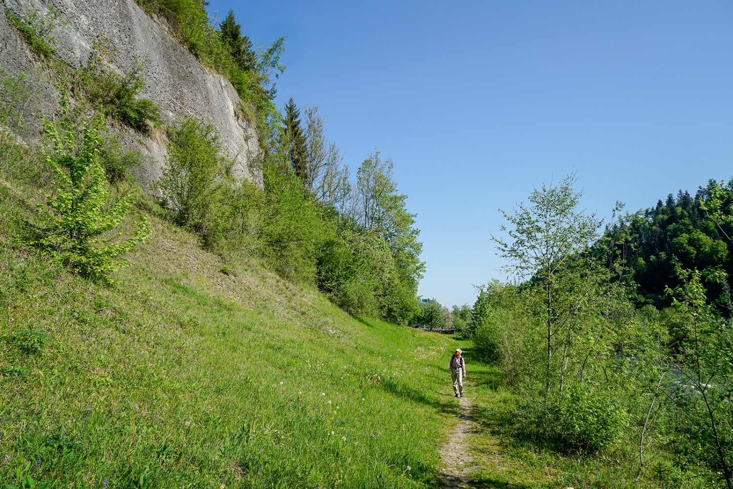 Peu après le départ, le chemin passe le long des murs de poudingue.