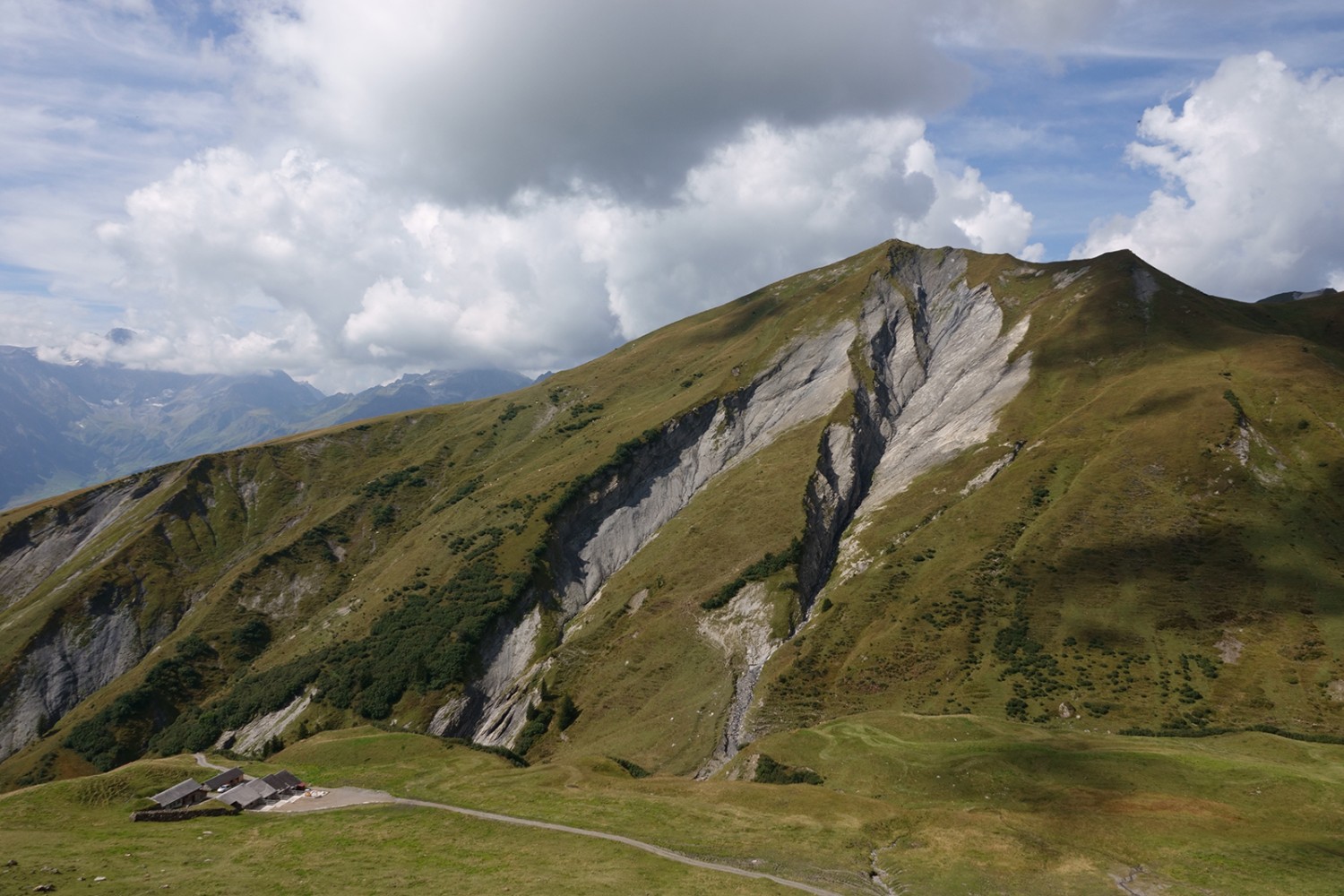 Auf dem Foopass: Bäche haben tiefe Gräben in den Berg gefressen.