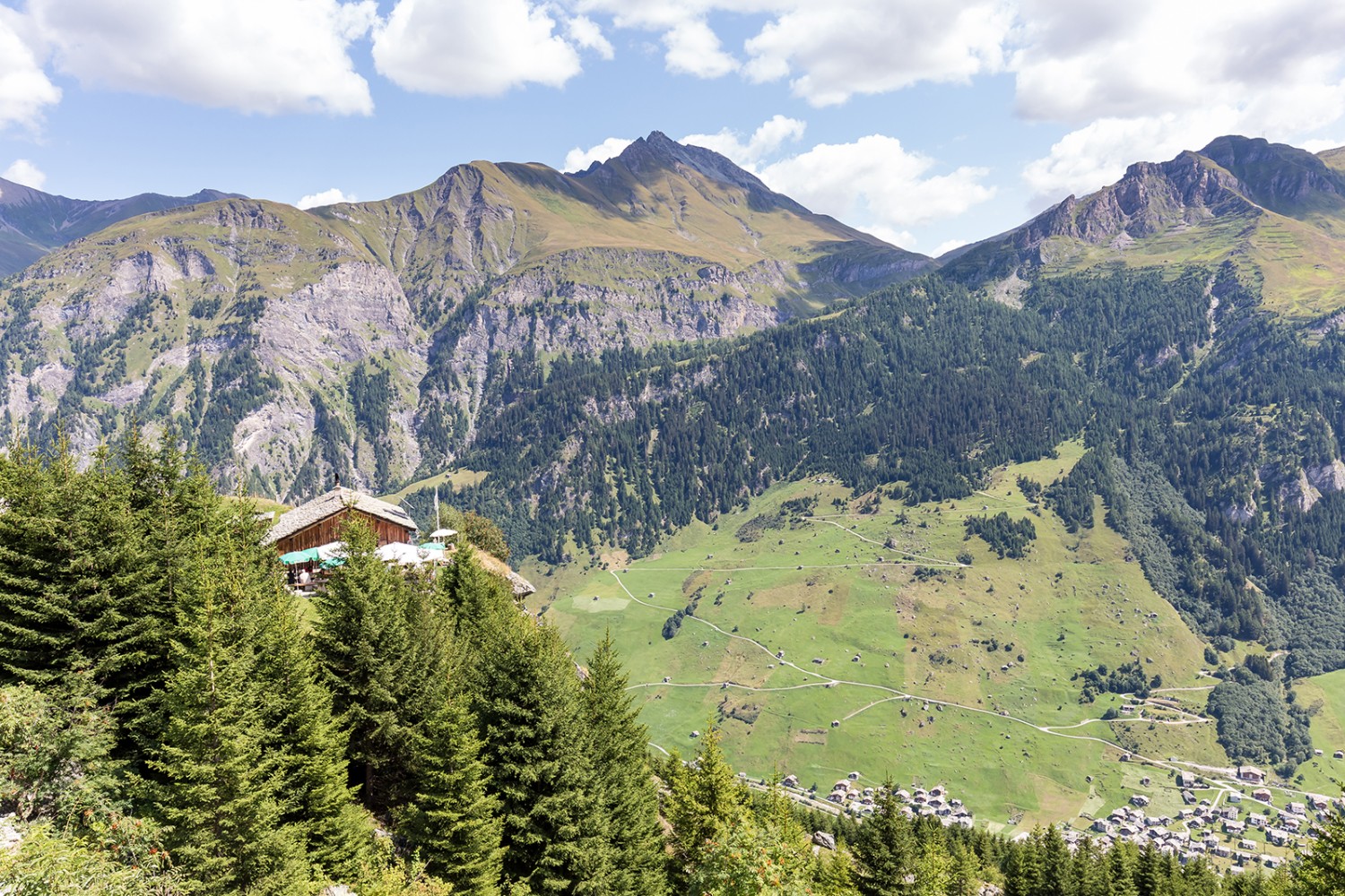 La cabane Hängela se dresse de manière spectaculaire sur un éperon rocheux au-dessus de Vals.