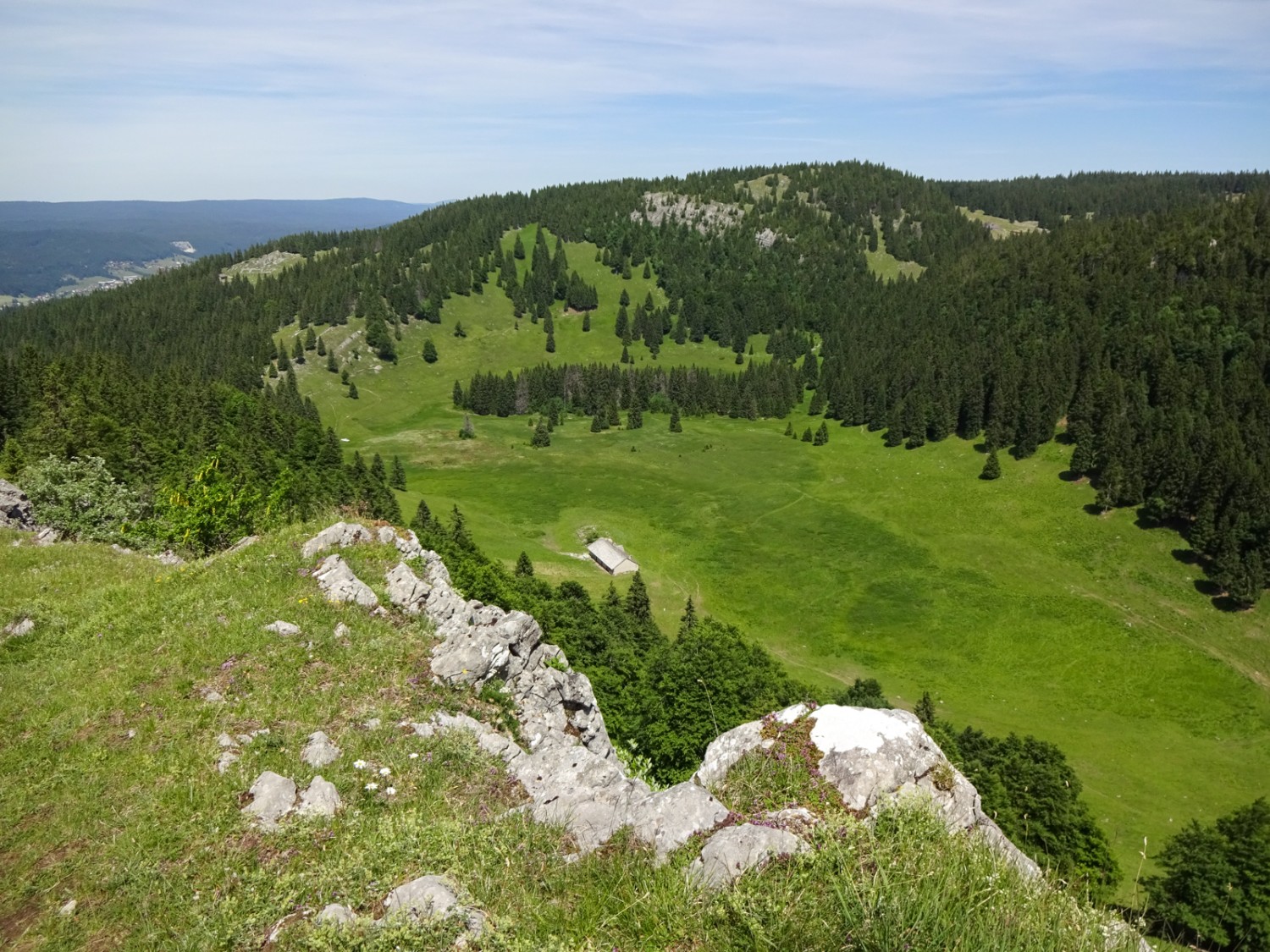 Une vue étendue s’offre depuis la crête qui conduit au Noirmont. Photo: Miroslaw Halaba