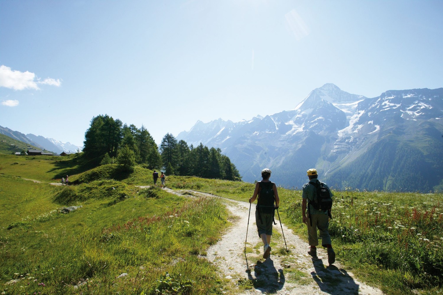 Sur le sentier en altitude, on profite du panorama