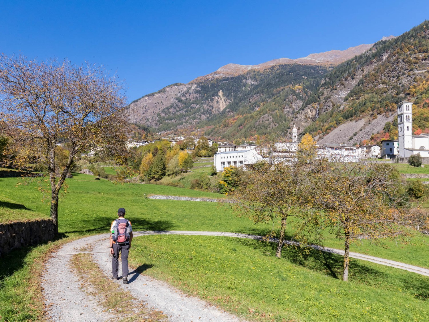 De nombreux virages offrent de beaux panoramas sur la vallée. Photo: Daniel Fleuti