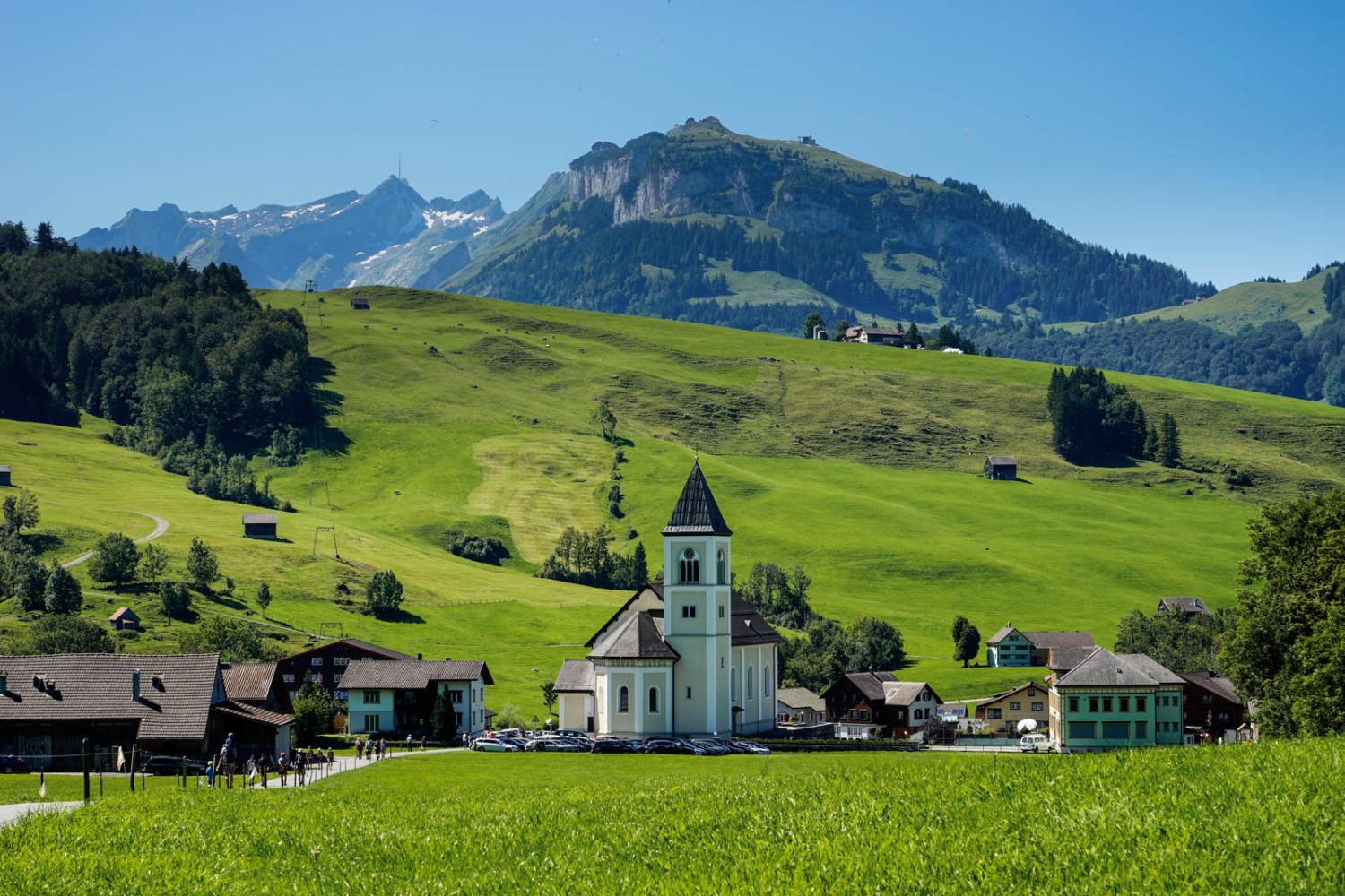 L’église de Brülisau et le Säntis, au fond à gauche. Photo: Fredy Joss