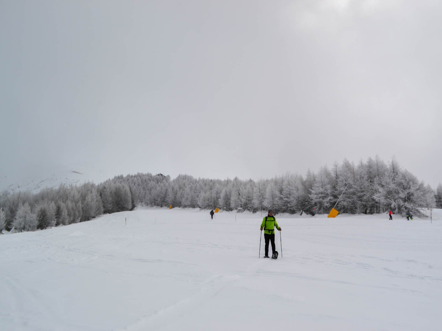 Le sentier de raquettes longe par endroits la piste. Photo: Sabine Joss