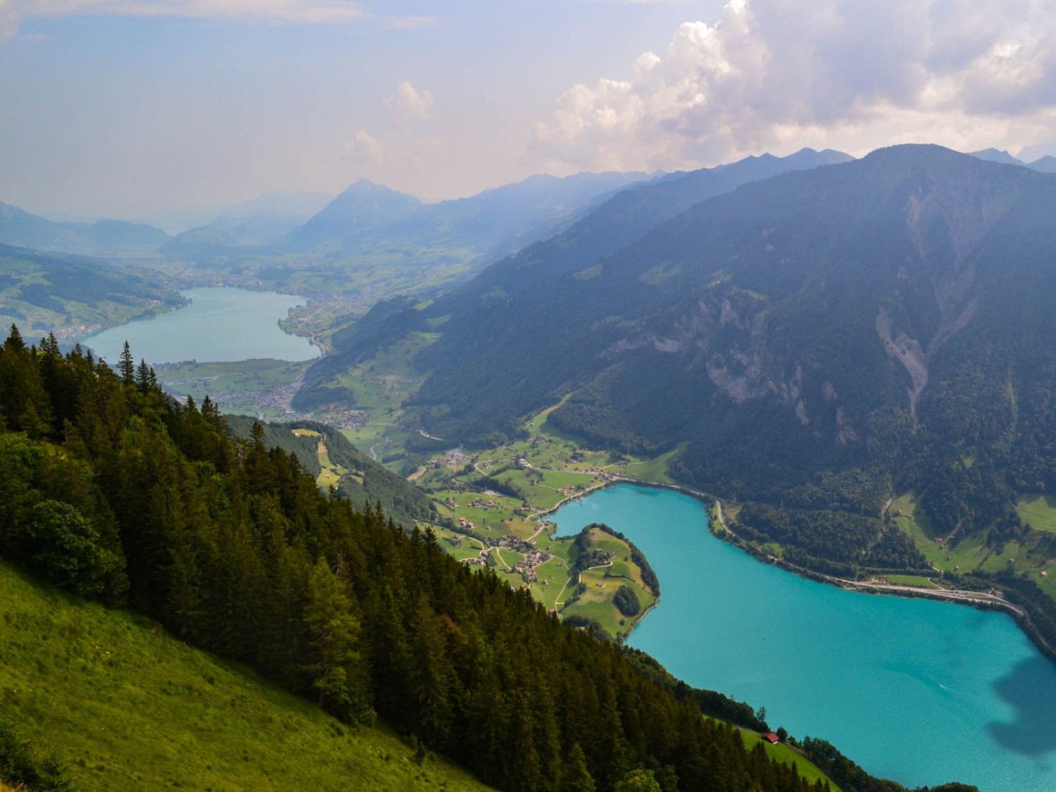 Des couleurs irréelles: le lac de Lungern et, au fond, celui de Sarnen. Photo: Sabine Joss