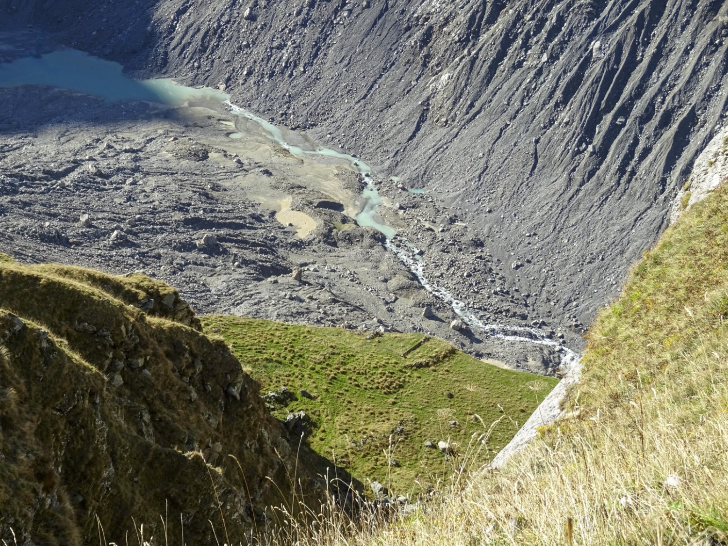 Die Grundmauern der Stieregghütte sind an der Abrisskante der Moräne immer noch sichtbar. Bild: Sabine Joss