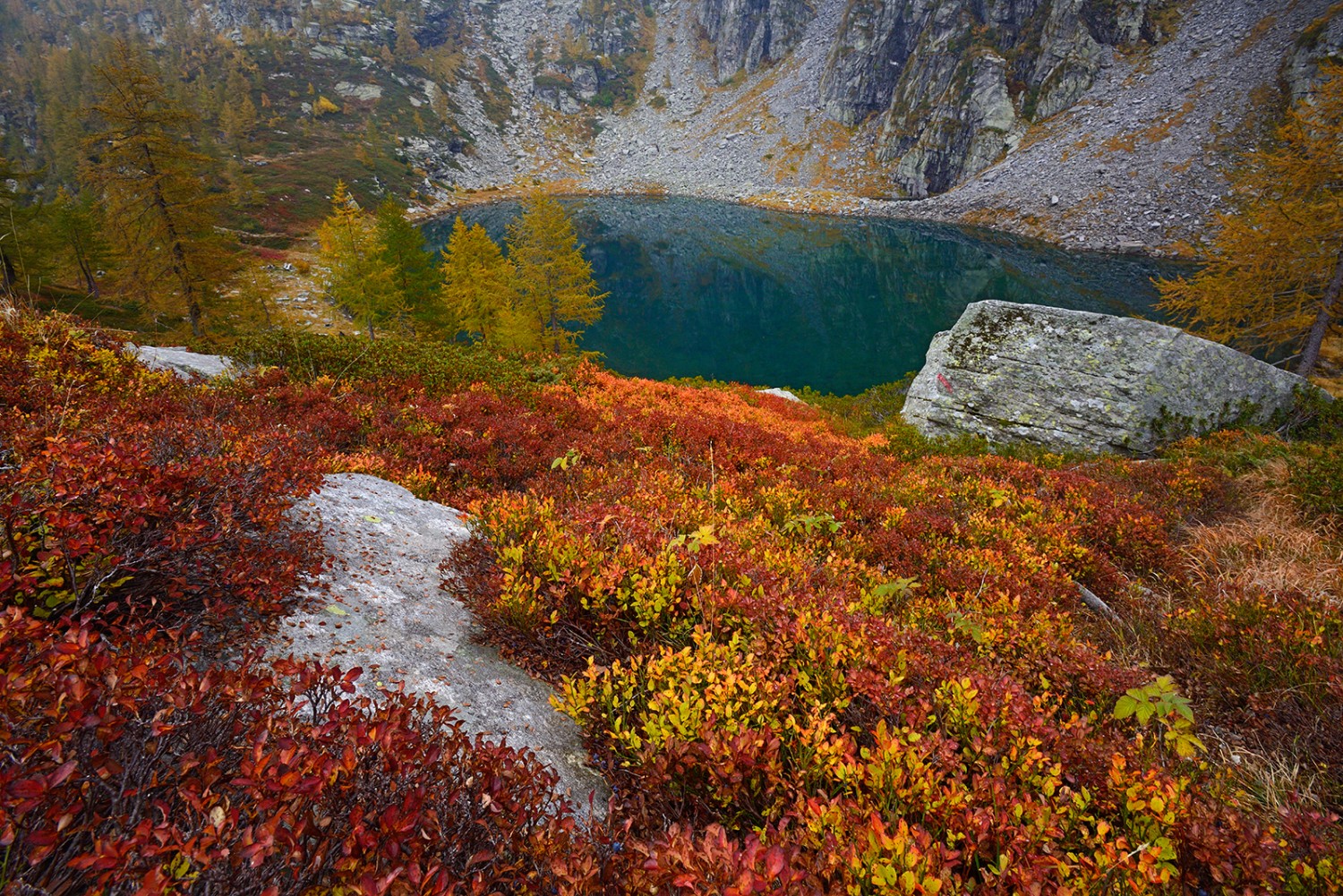 Der Lago d’Efra liegt einsam unterhalb der gleichnamigen Hütte.