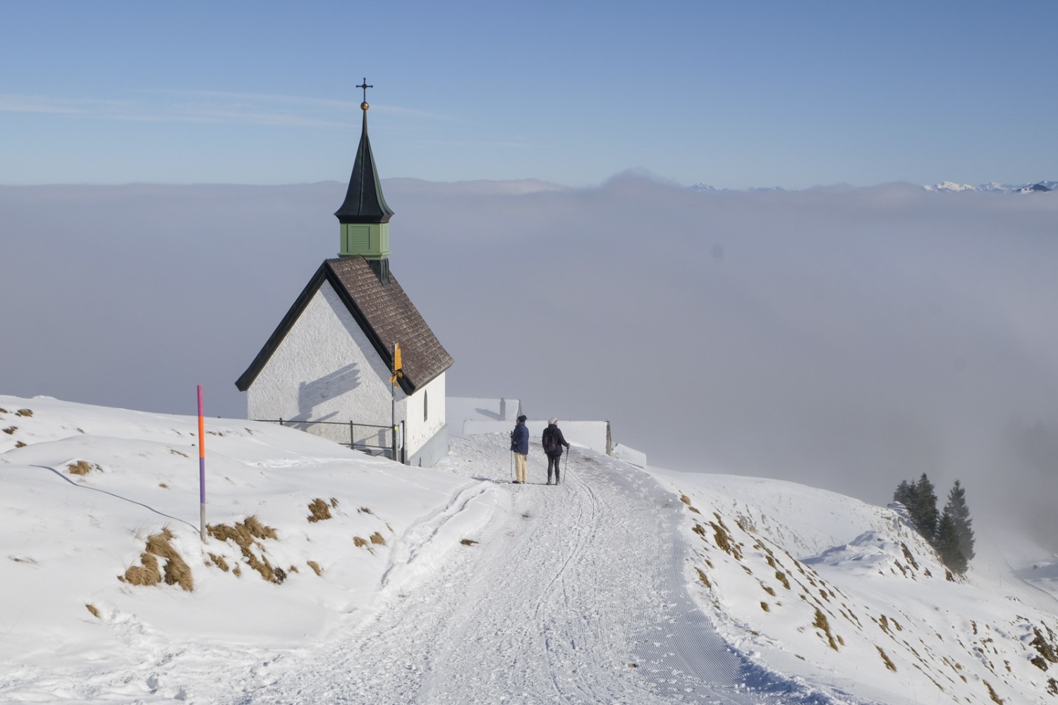 Noch immer auf dem Grat, doch bald im Nebel. Auf 1434 m ü. M. bei der 1859 errichteten Jakobskapelle. Bild: Elsbeth Flüeler