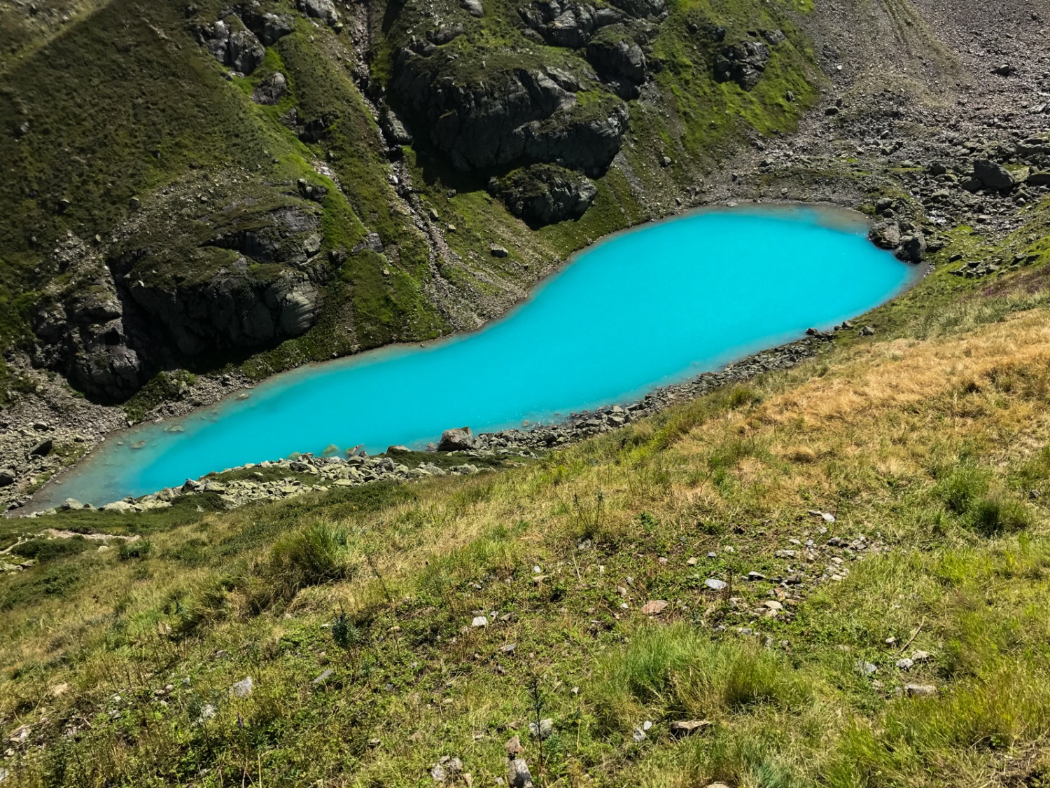 Der bewachte Schatz vom Leitschach: der türkise Nidersee. Bild: Vera In-Albon