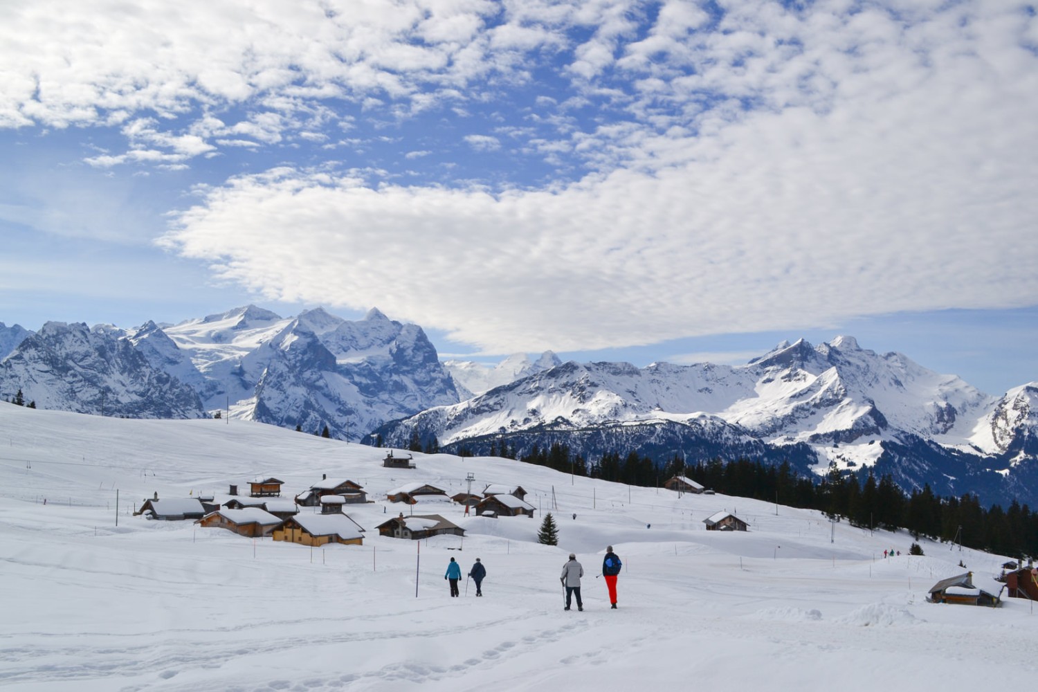 Auf diesem Winterwanderweg ist man selten alleine unterwegs wie hier, kurz vor der Balisalp.