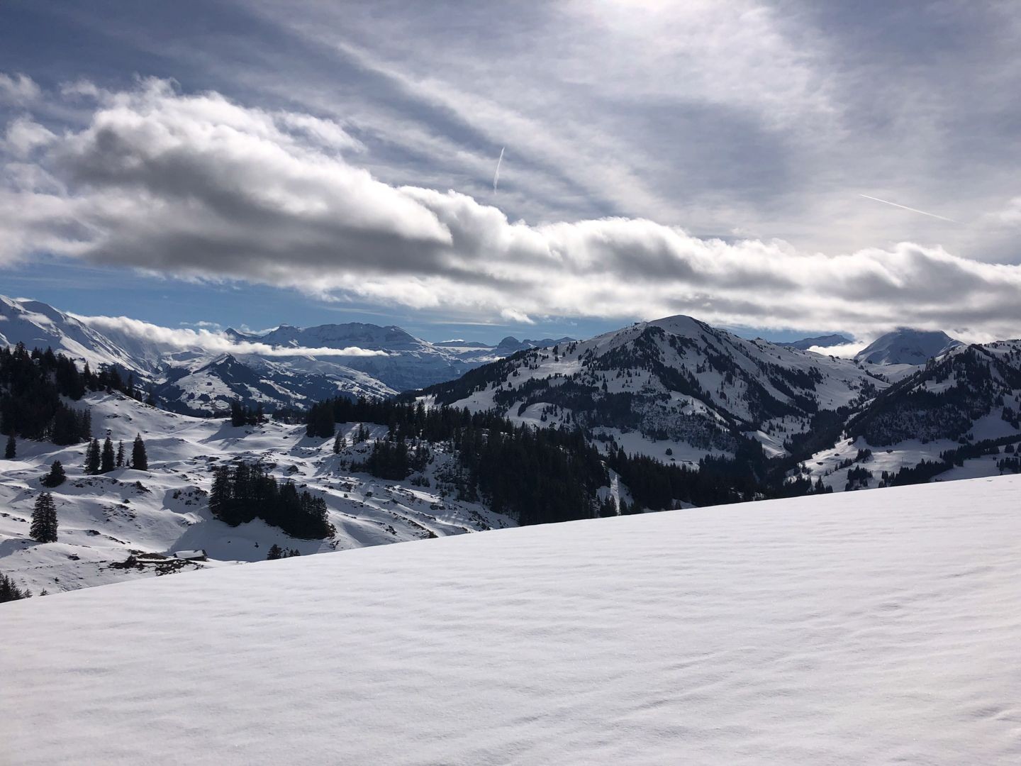 Vue en direction de Rinderberg depuis le chemin de randonnée hivernale.