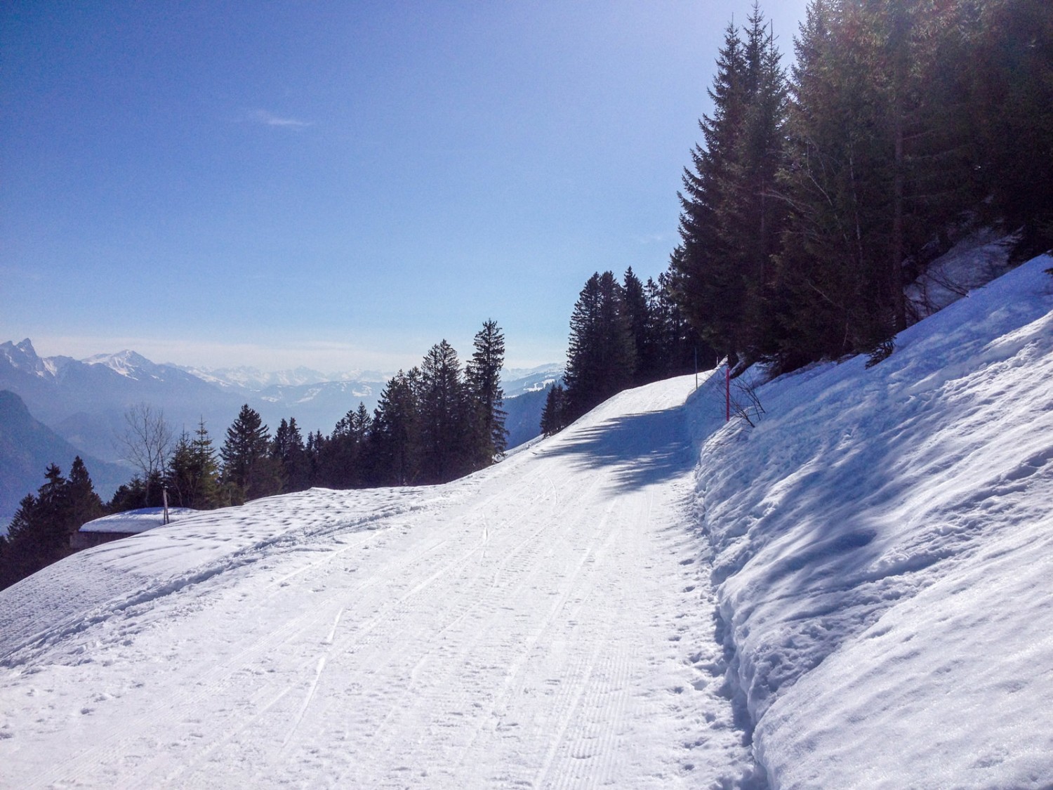 Bei grandiosem Panorama führt der Weg langsam hinauf. Bild: Claudia Peter