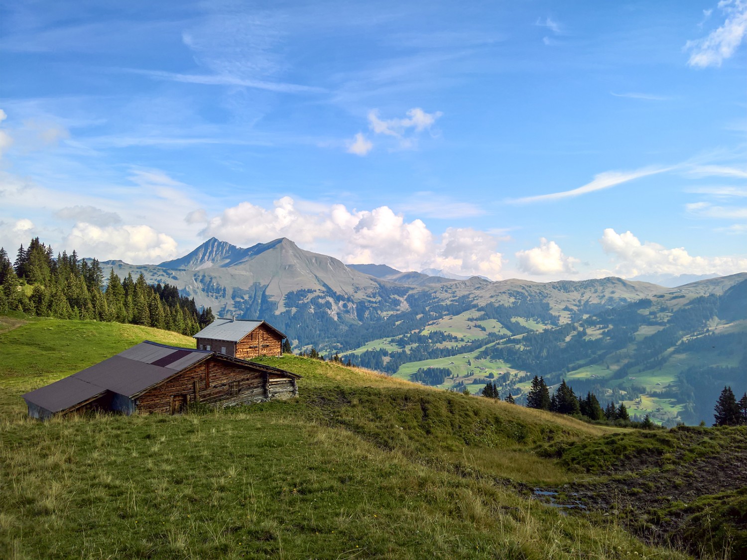 En chemin de Hinderi Wispile à Chrine: vue sur le Louwenehore et le Giferspitz. Photo: Andreas Staeger