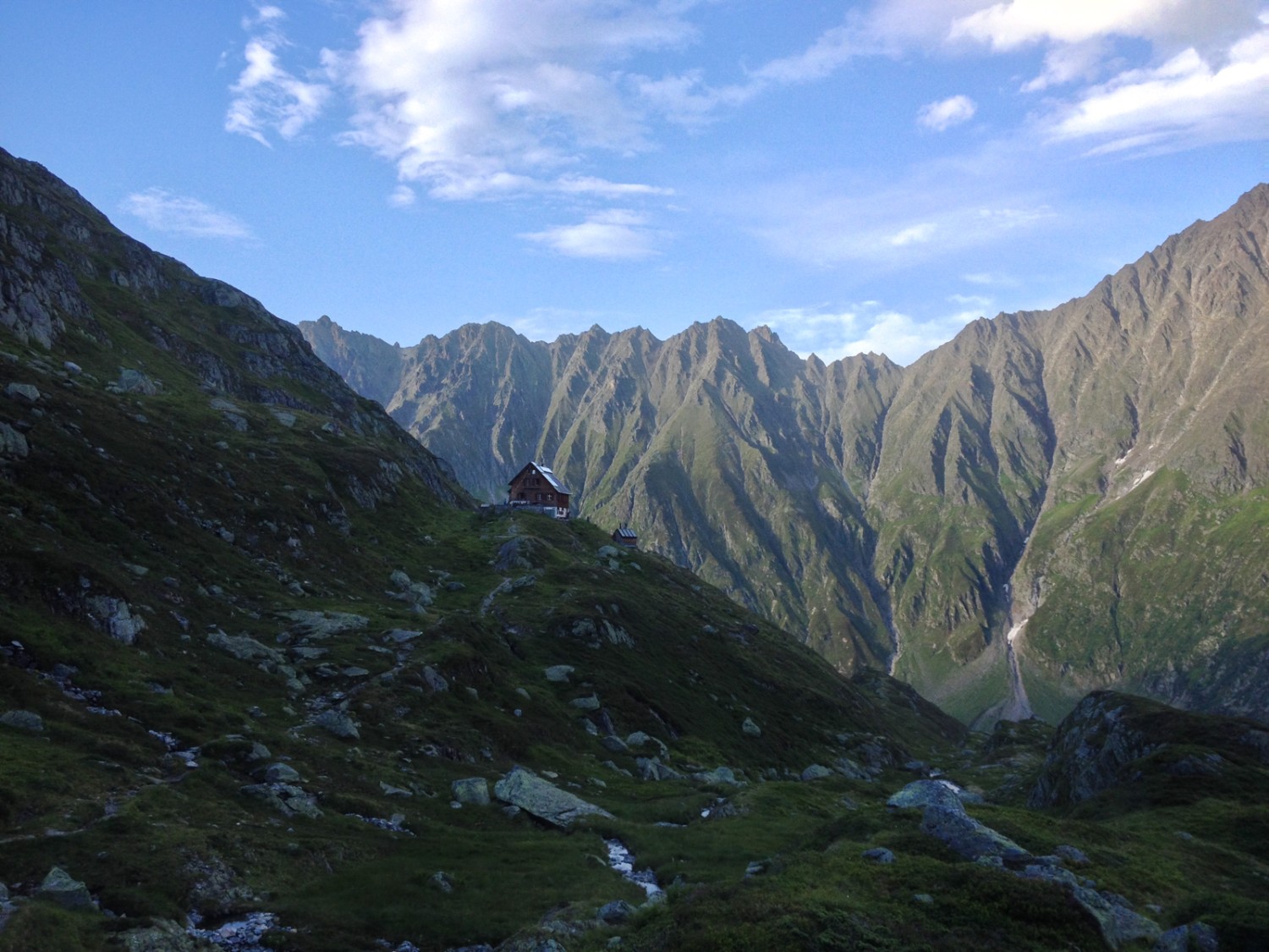 Un minuscule fortin au milieu des hauts sommets.