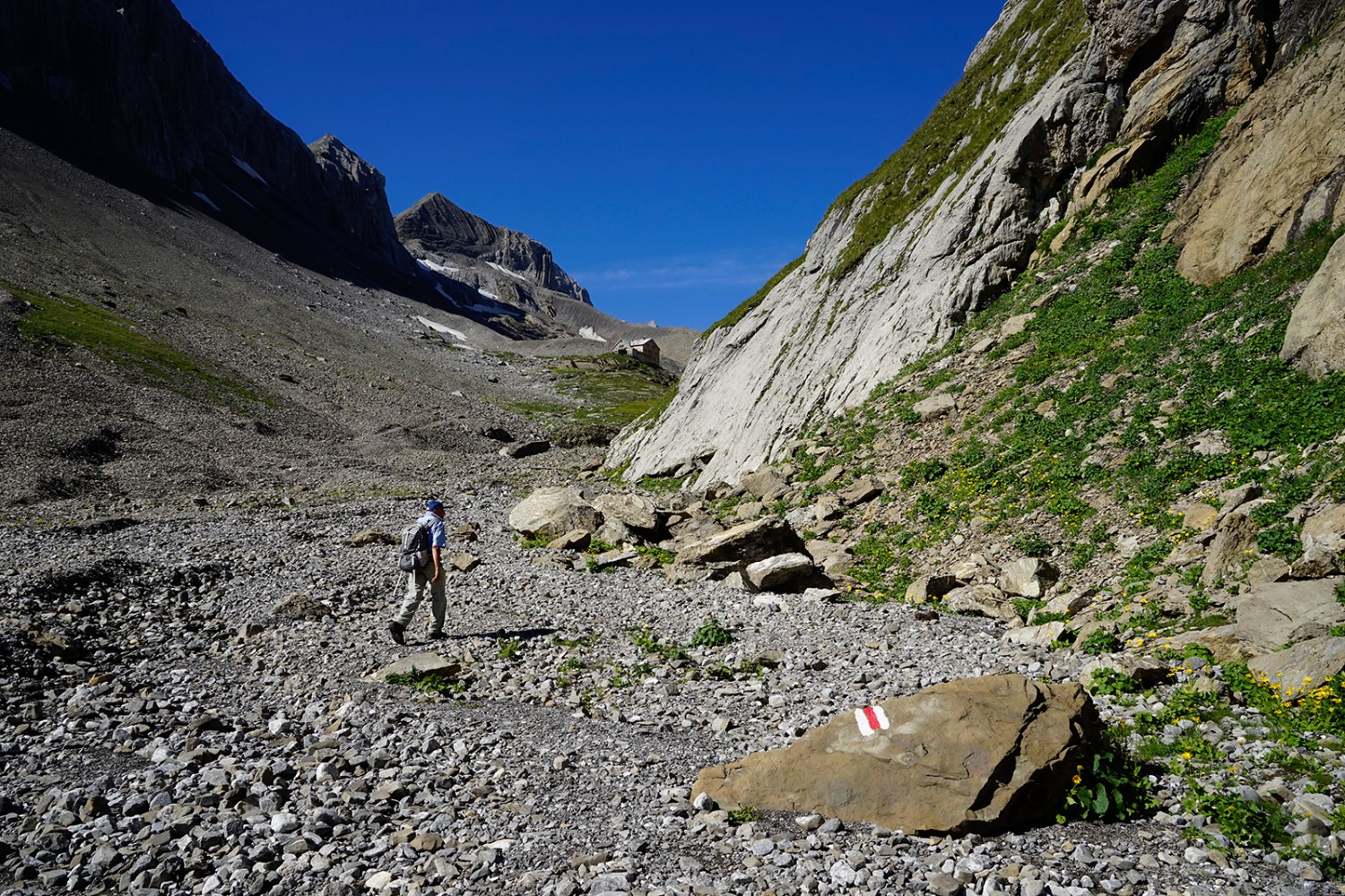 Gut markierte Wegspur durch die steinige Schwemmebene. Die Wildhornhütte ist nicht mehr weit.