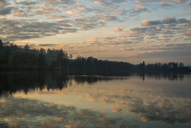 Beim Soppensee verabschiedet sich die Sonne. Bild: Vera In-Albon