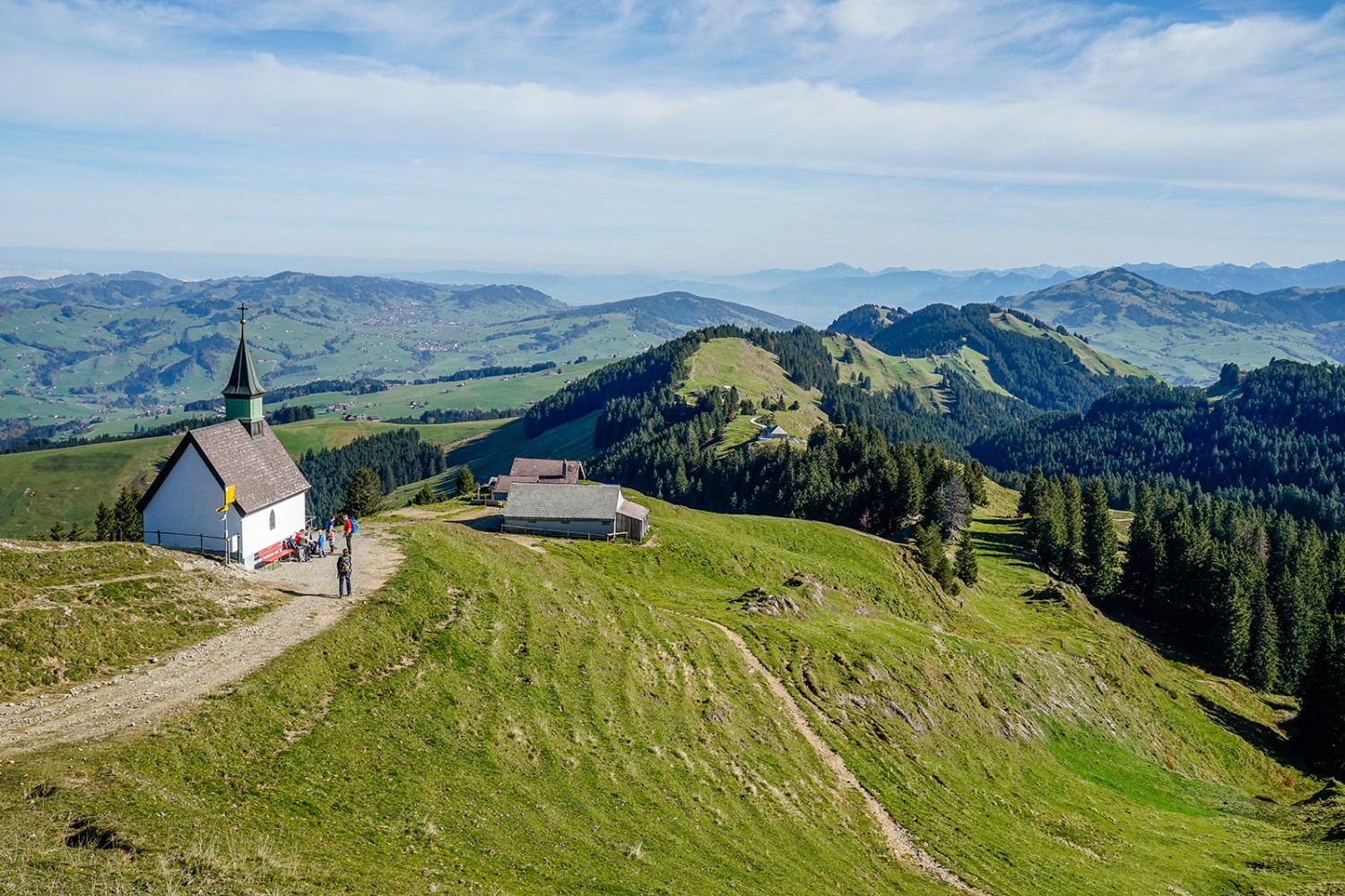 De la chapelle St. Jakob, on distingue bien le profil de la crête.