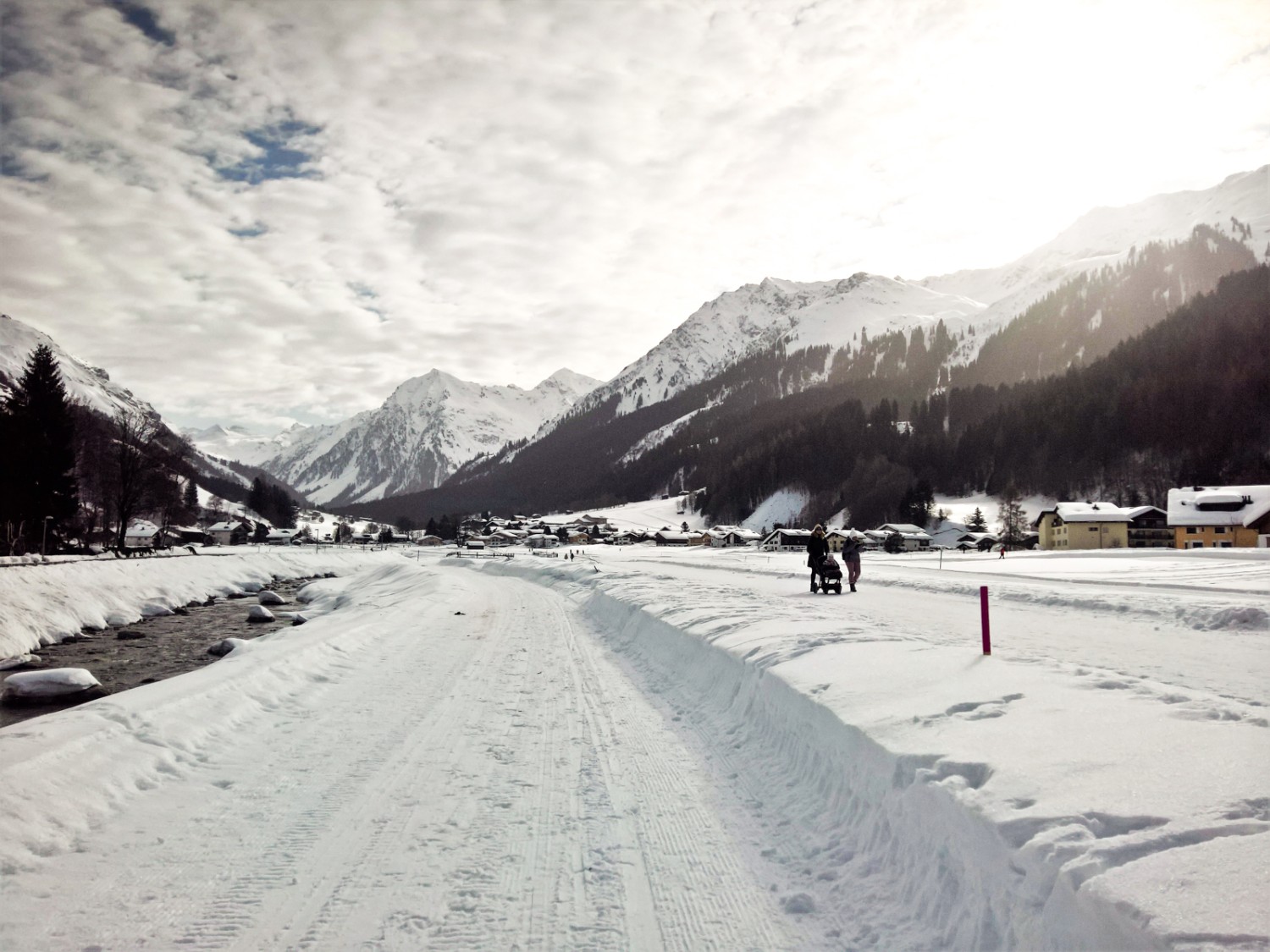 Entlang der jungen Landquart führen Loipen und Winterwanderweg taleinwärts nach Äuja. Bild: Andreas Staeger