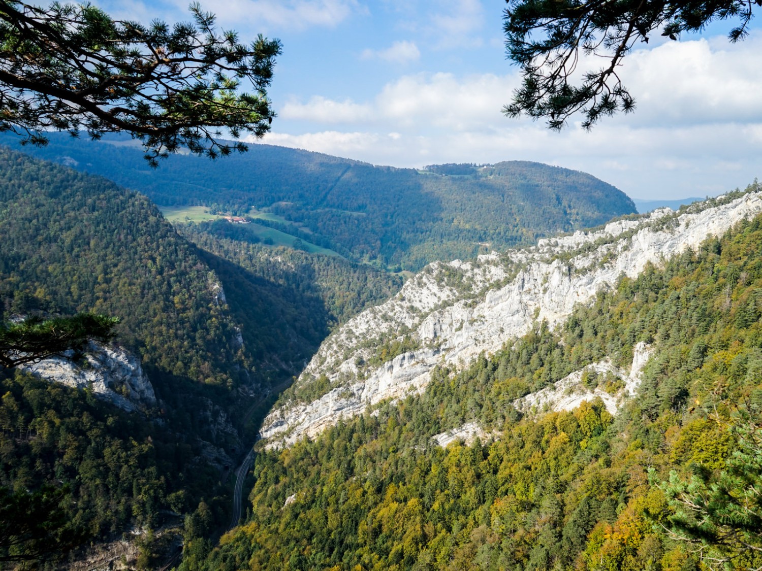 La descente vers Moutier: vue plongeante sur la cluse de Moutier.