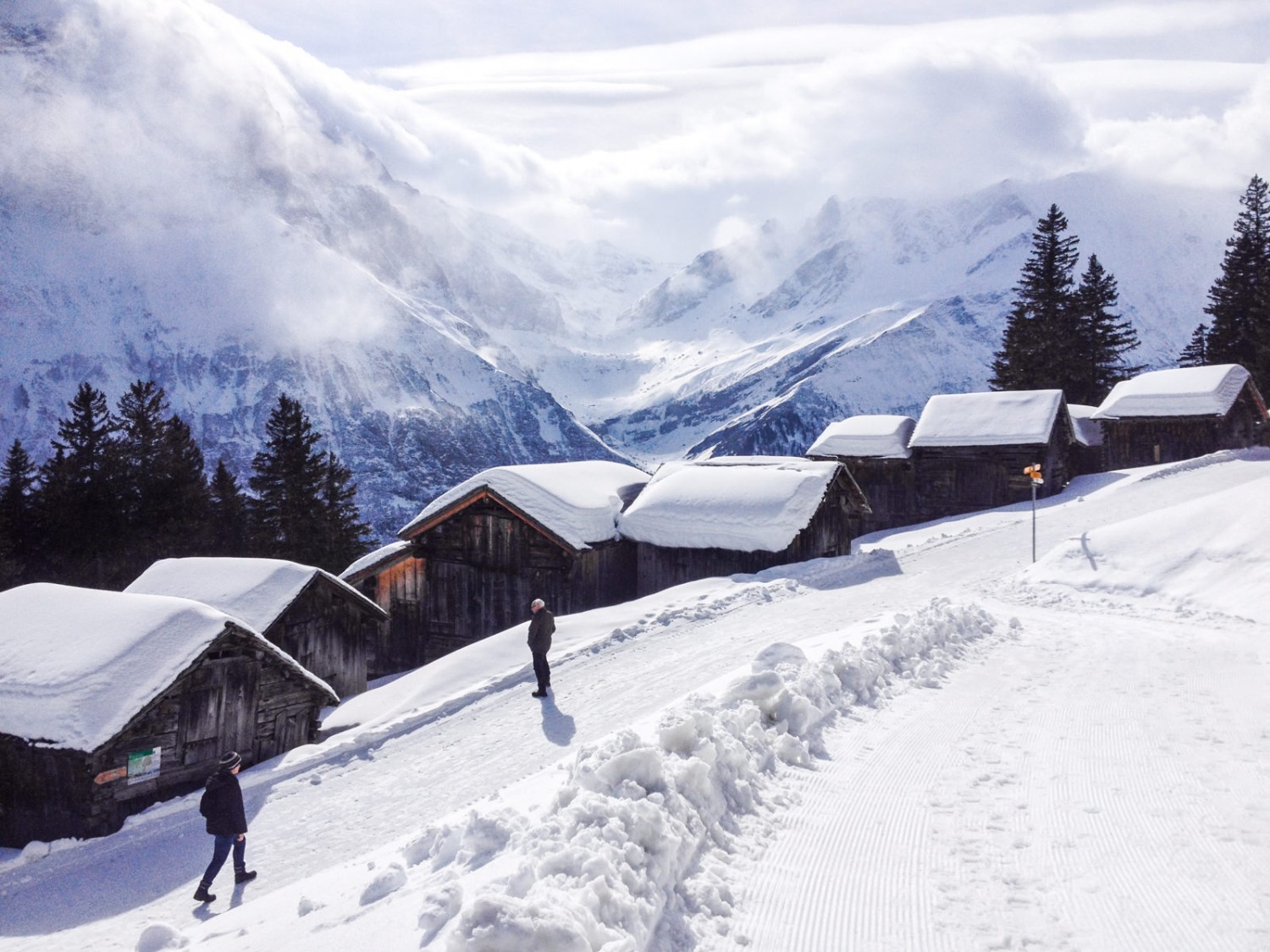 Les granges de bois sont camouflées sous un épais manteau de neige. Photo: Claudia Peter