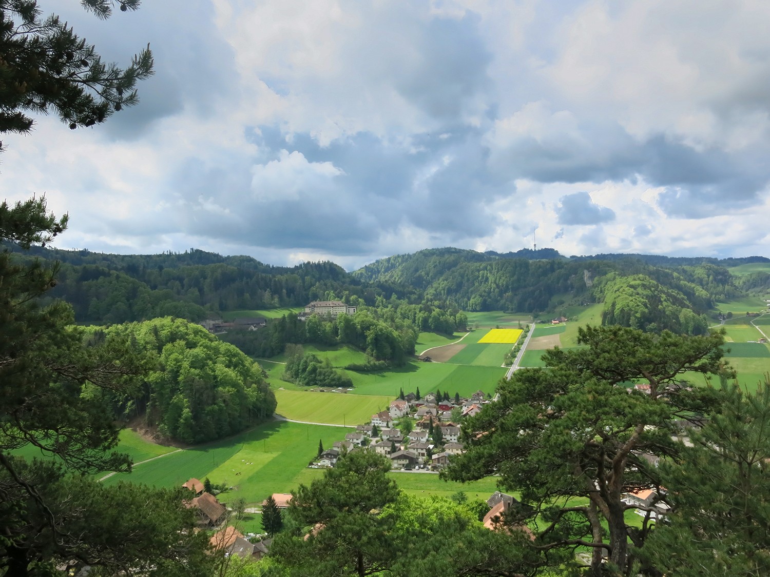 Aussicht von der Chrützflue auf Krauchthal und die Strafanstalt Thorberg. Bilder: Marina Bolzli