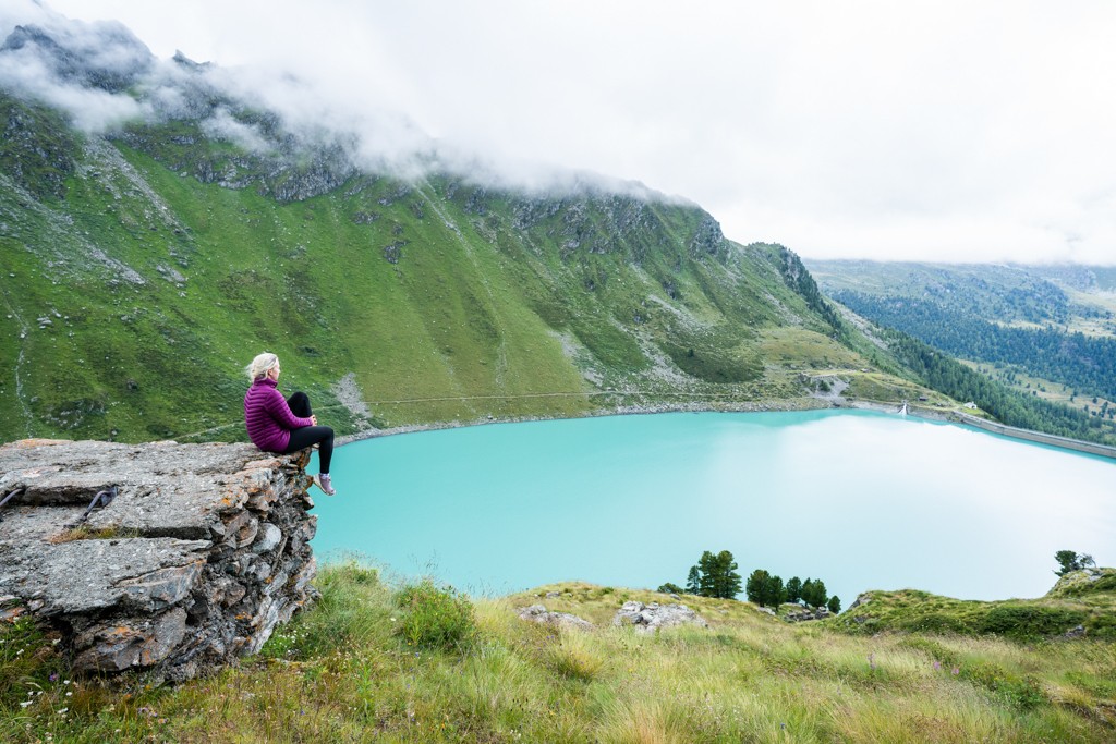 Peu avant la descente, on jette encore un regard sur les eaux scintillantes du lac de Cleuson. Photo: Wanderblondies