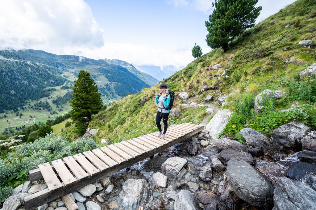 Pont le long du bisse de Chervé, avec la vallée du Rhône en arrière-plan. Photo: Wanderblondies