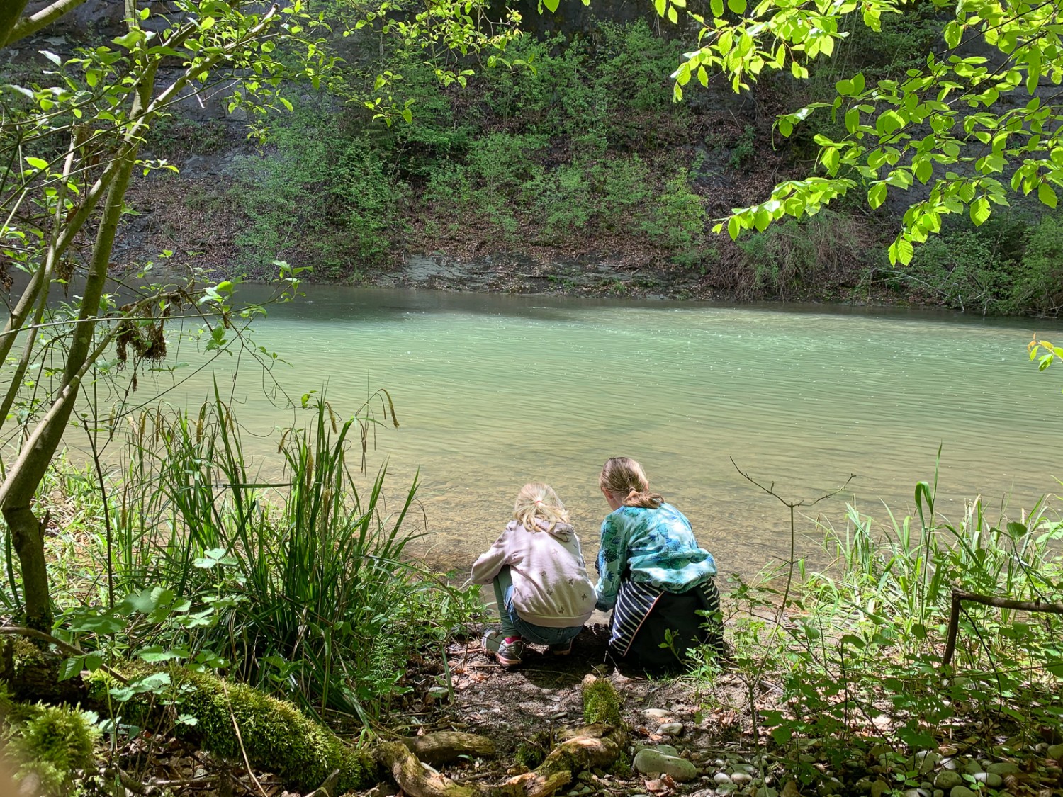 Die zahlreichen Kiesbänke der Saane sind wunderbare Spielplätze für Kinder. Bild: Monika Leuenberger