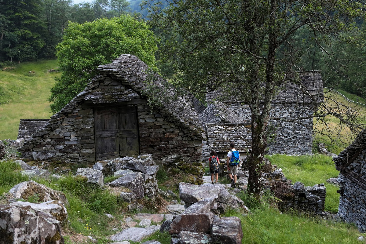 La randonnée vers les vers luisants passe par des hameaux typiques du Tessin. Photos: Rémy Steinegger