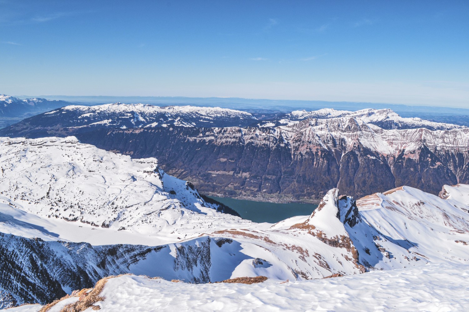 Gipfelblick vom Faulhorn zum Brienzersee hinunter und über Niederhorn, Brienzergrat und Hohgant Richtung Jura. Bild: Sabine Joss