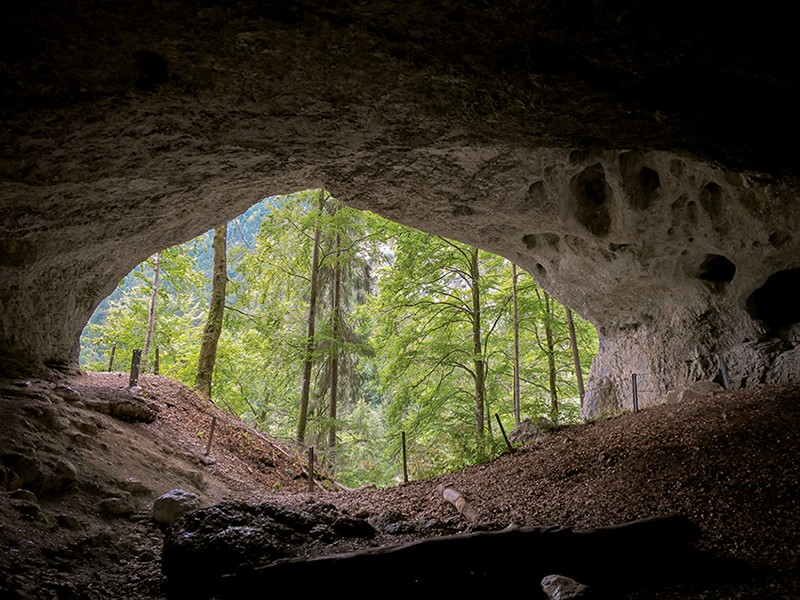 Kurz vor der Grotte de l’Orbe kommt man an der Grotte aux Fées vorbei. Bild: Andreas Staeger