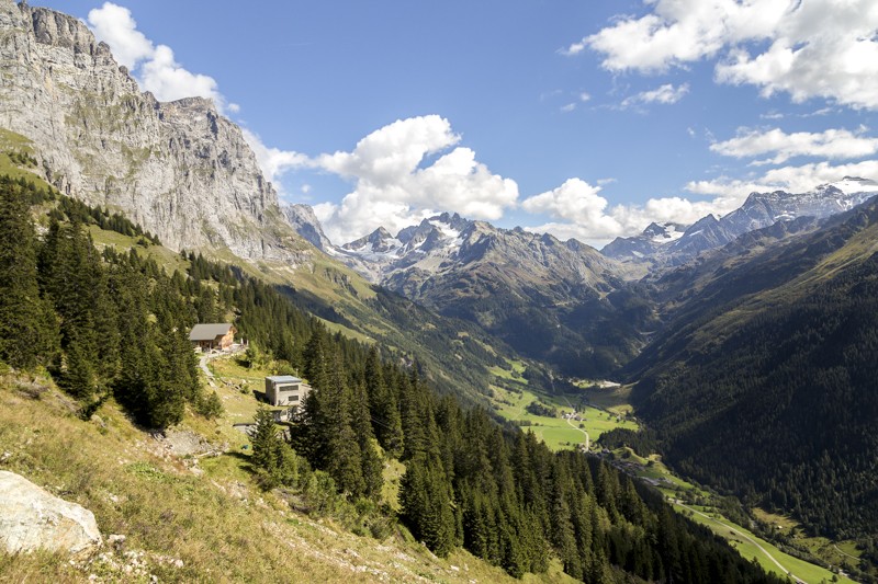 Peu avant le Sätteli: la cabane Tälli, le village de Gadmen et, en arriére-plan, le col de Susten. Photos: Markus Ruff