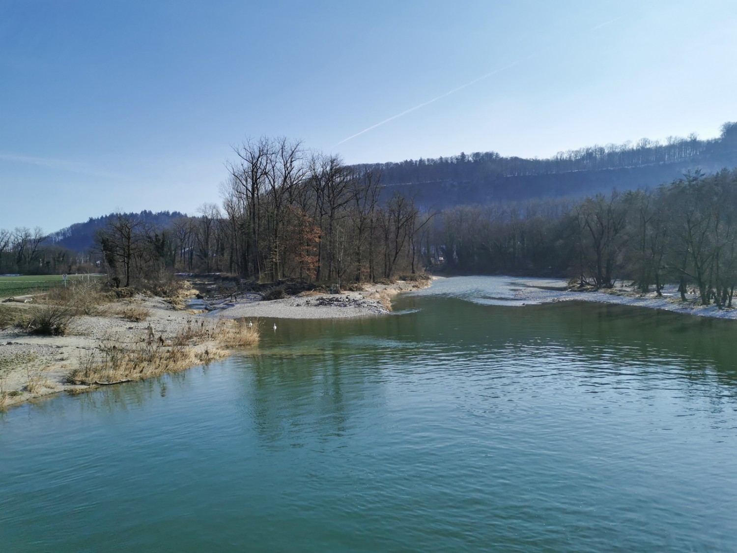 Beim Stauwehr Erlinsbach teilt sich die Aare in mehrere Arme. Bild: Andreas Staeger