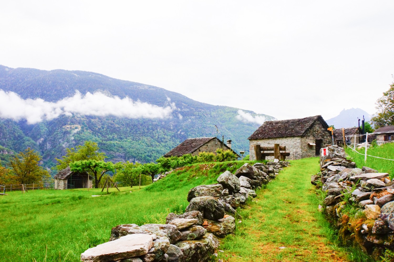 Point culminant de la randonnée: le hameau typique de Faidal avec sa petite église tout à gauche.