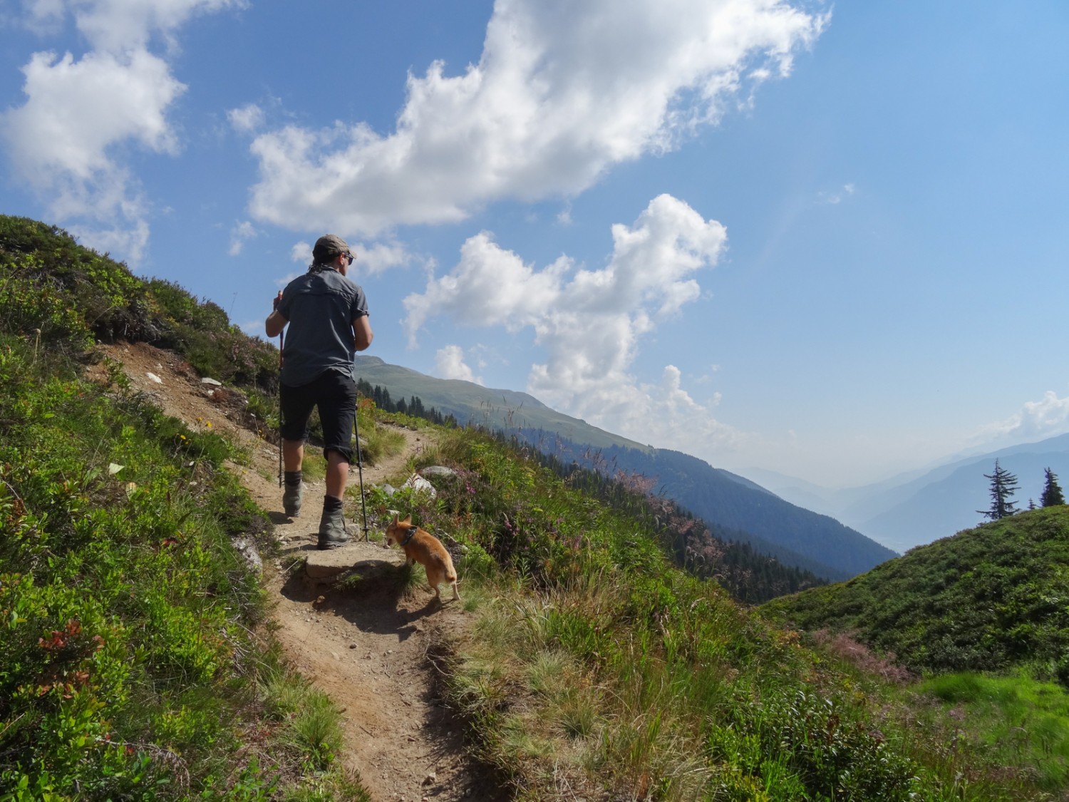 La randonnée commence à Caischavedra par un agréable chemin panoramique. Photos: Vera In-Albon