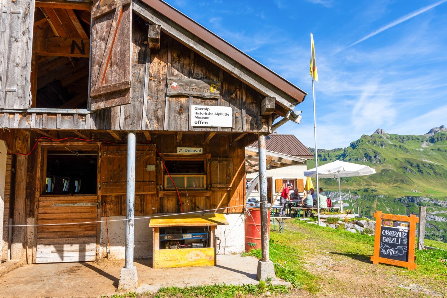 Outre les rafraîchissements, il y a aussi un chalet d’alpage ancestral à découvrir à l’Oberalp.