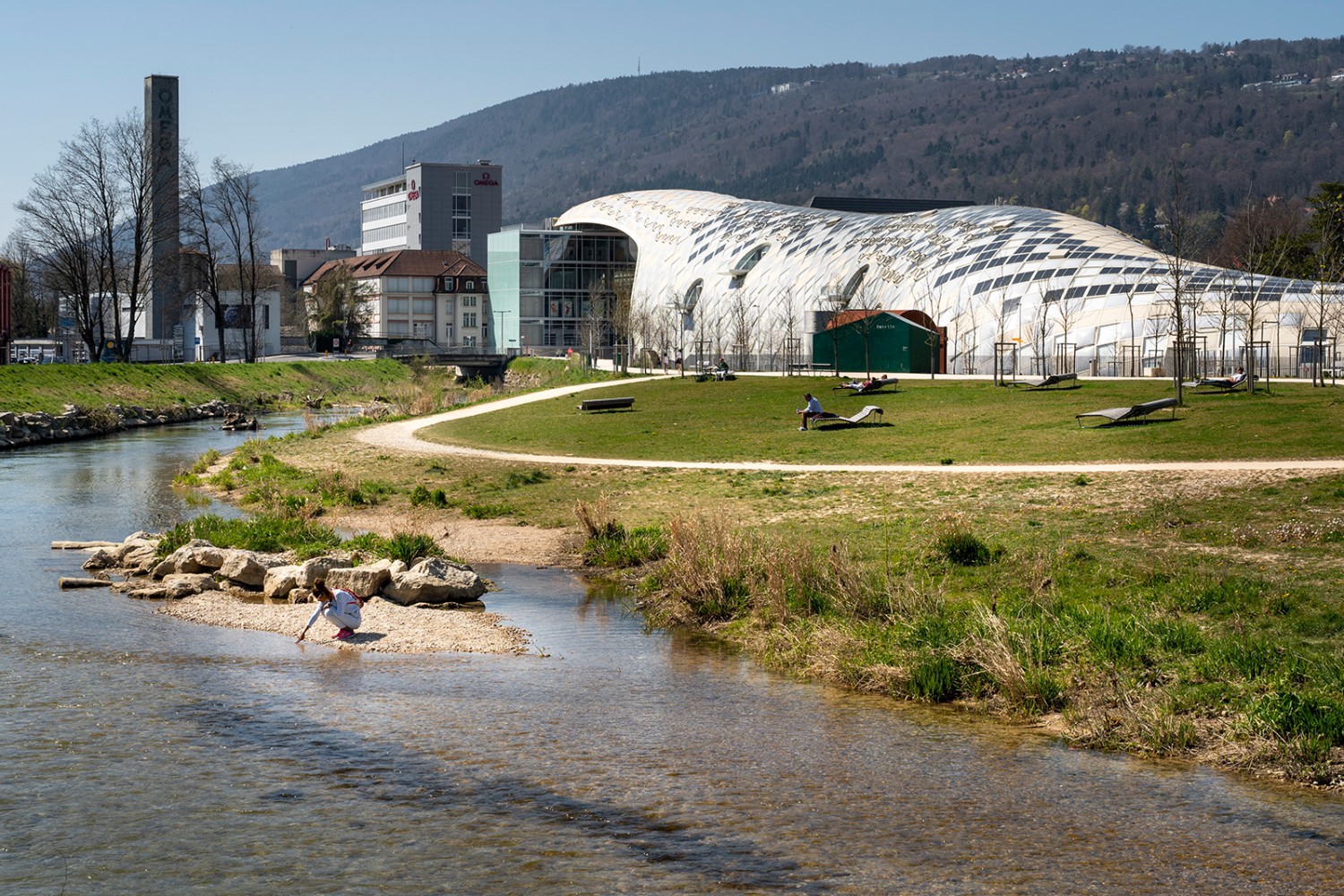 Une étonnante œuvre architecturale a pris place au bord de la Suze renaturée. Photos: Severin Nowacki