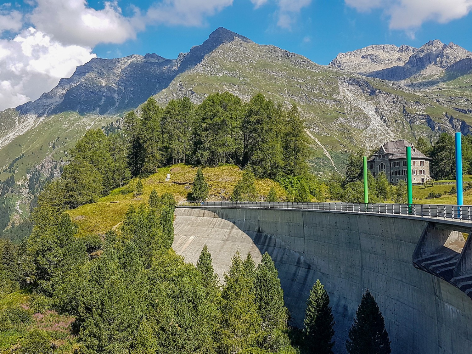 Die eindrückliche Staumauer Orden. Bild: Laura Riedi