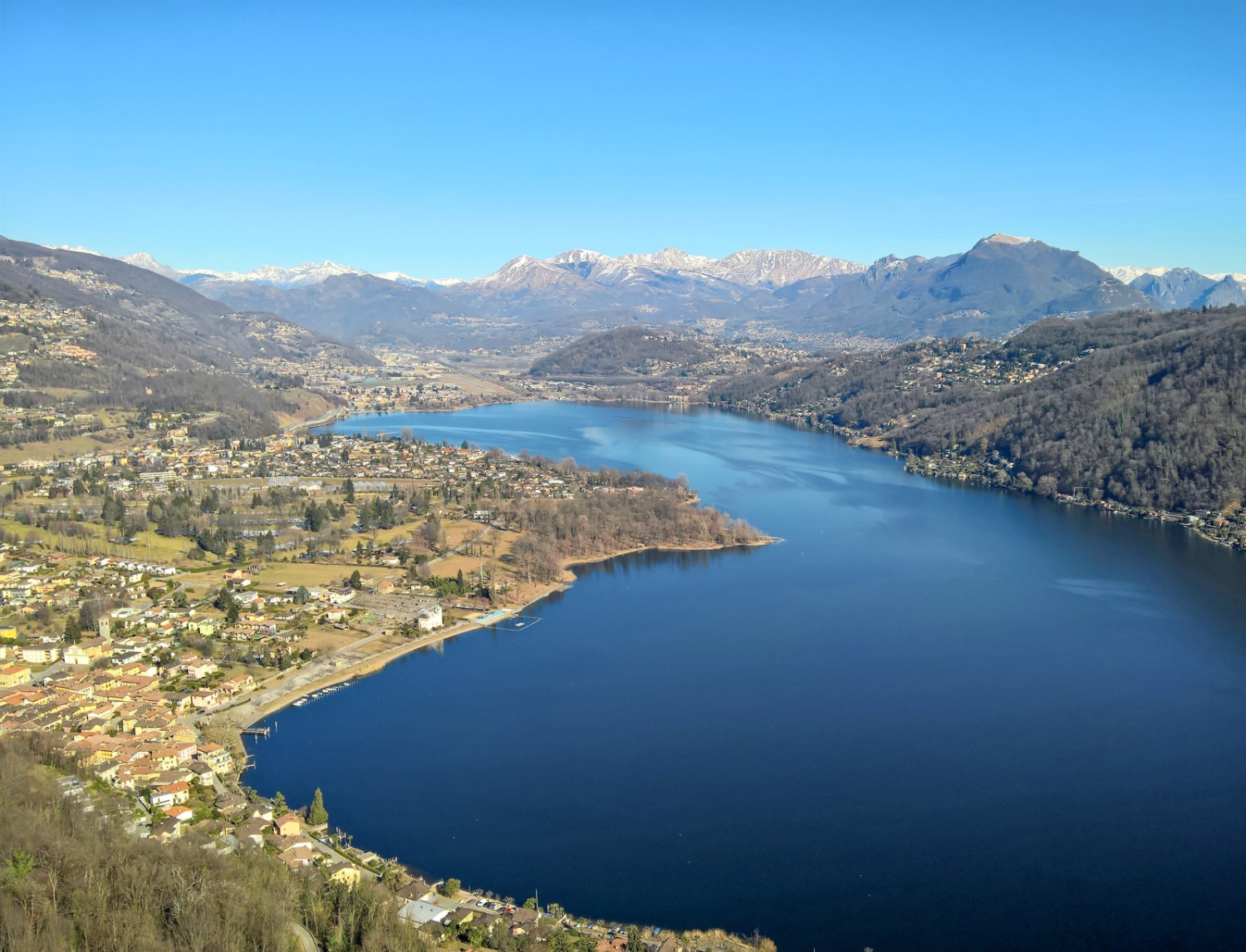 Bei der Kapelle auf dem Monte Caslano liegen einem die Seebecken von Magliaso und Agno zu Füssen. . Bild: Andreas Staeger