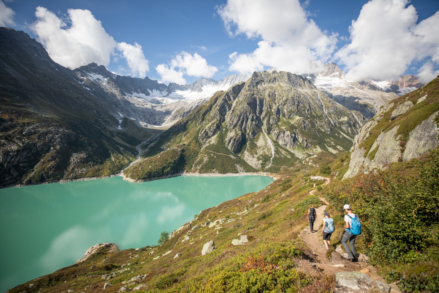 Vue spectaculaire : derrière le lac de Göscheneralp se présente la chaîne du Dammastock. Photo: Wanderblondies