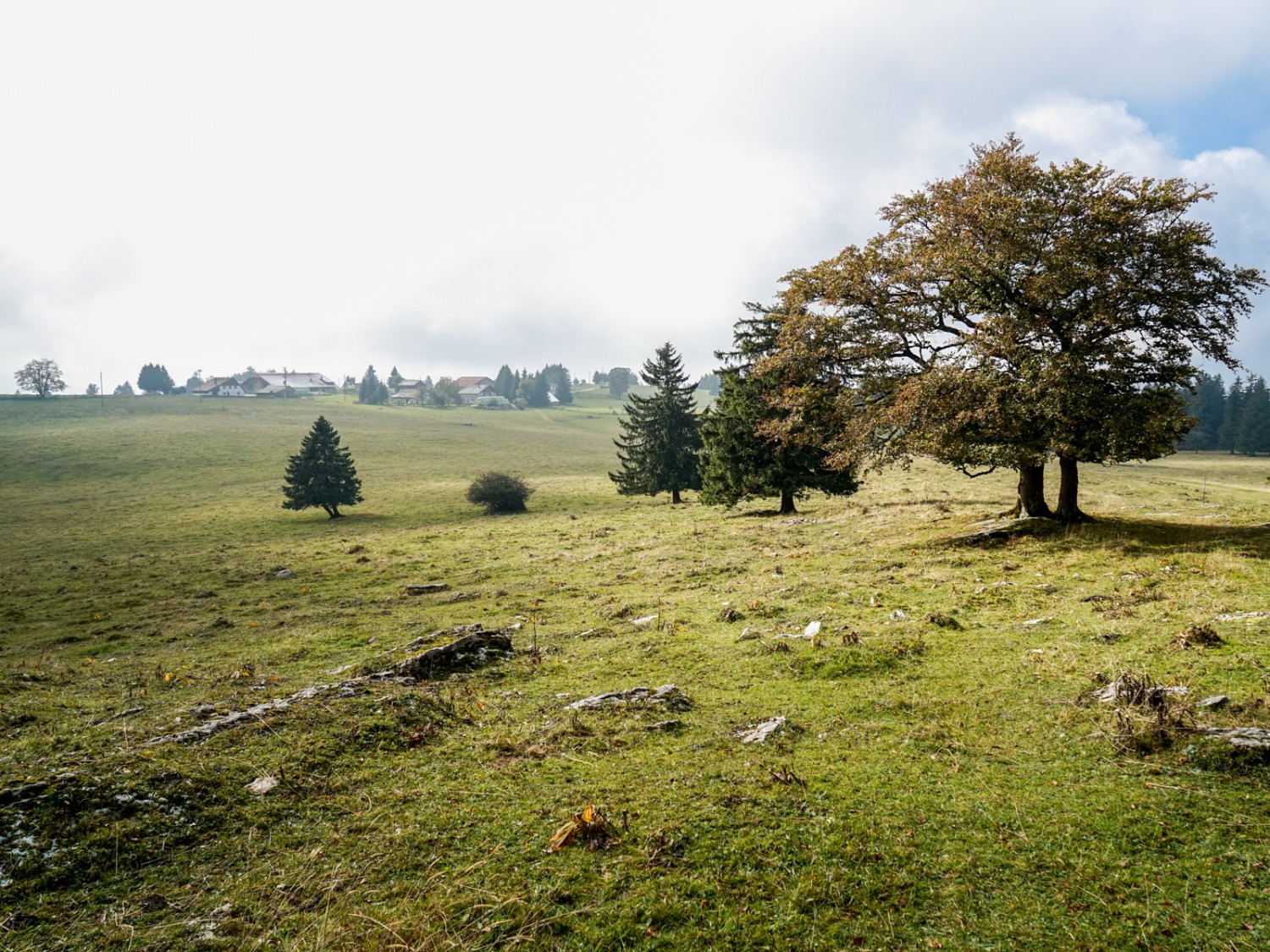 Peu après le sommet, le hameau de Raimeux de Grandval.