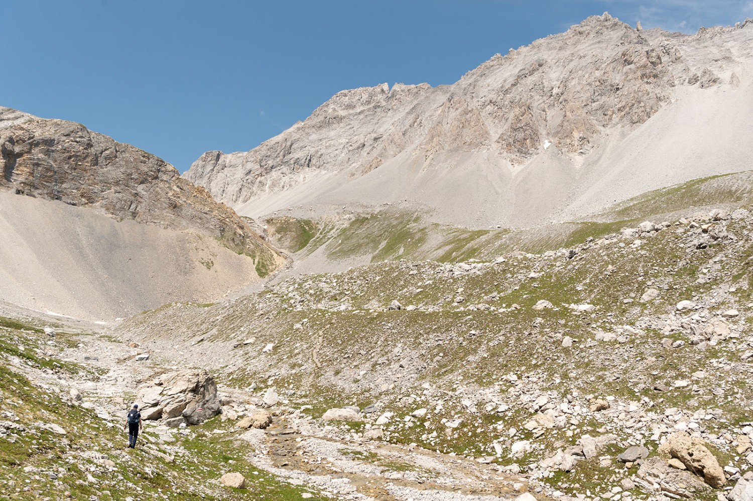 Un paysage austère mais superbe lors de l’ascension entre la Steileralp et l’Alperschällilücka. Photo: Raja Läubli