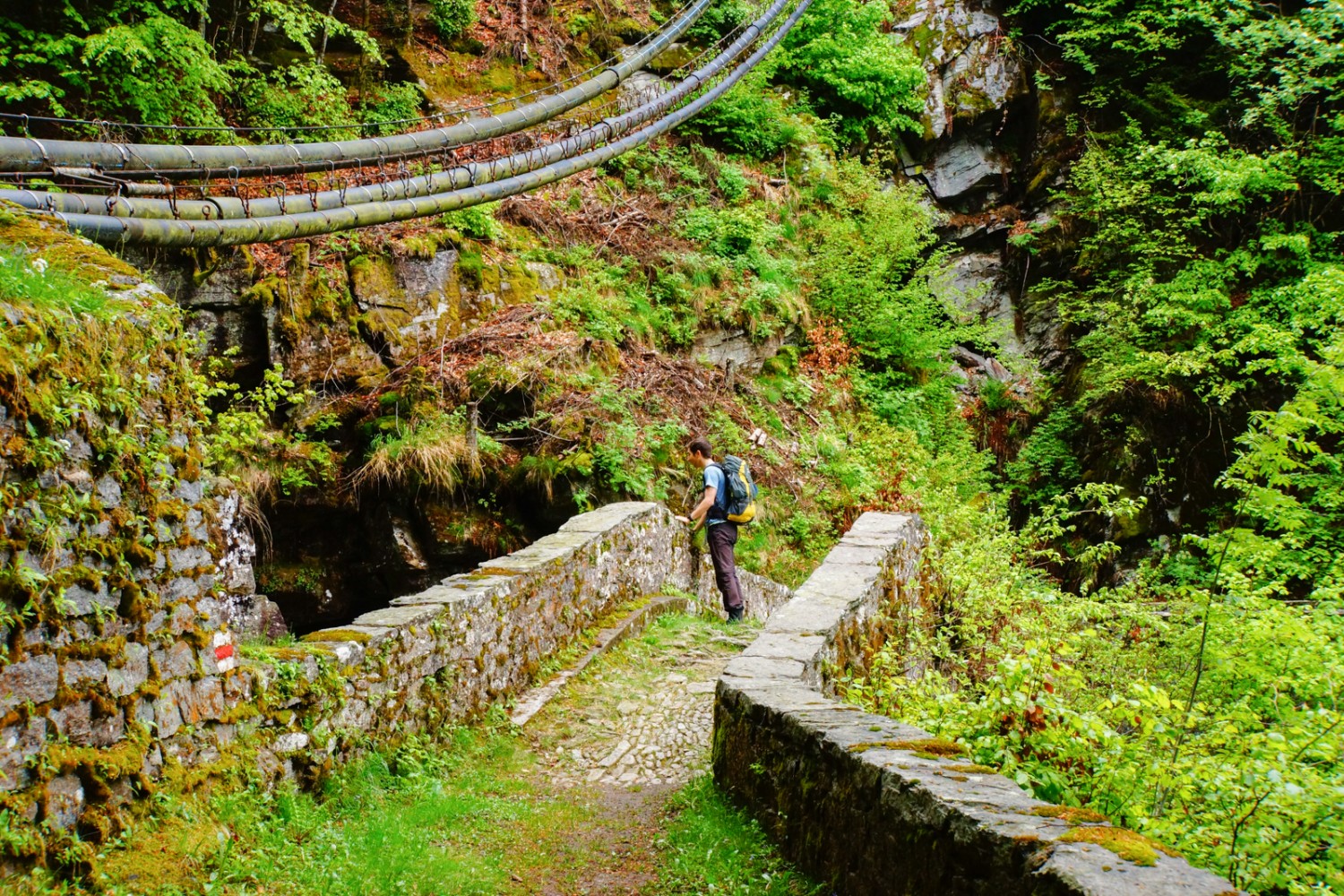 L'itinéraire passe par d'anciens chemins et ponts.