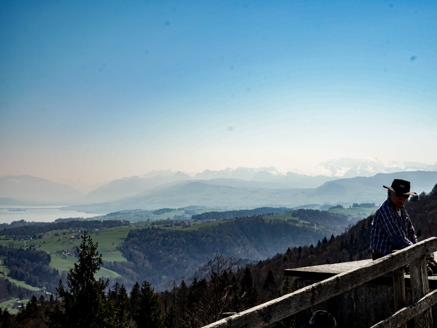 Aussicht von der Terrasse des Bergrestaurants Albishorn. Bild: Reto Wissmann