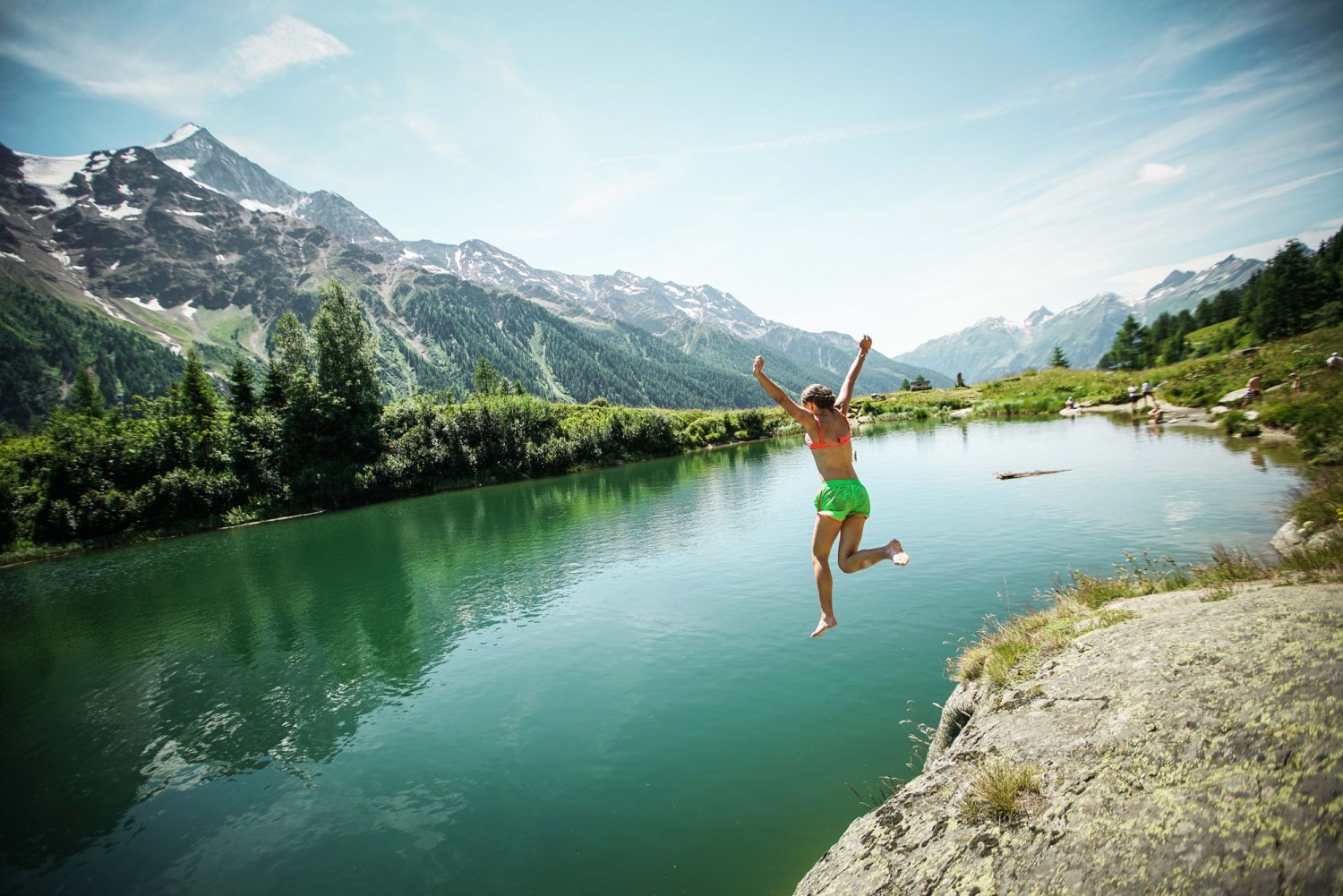 Le maillot de bain trouve sa place dans le sac à dos pour un plongeon dans le lac de Schwarzsee