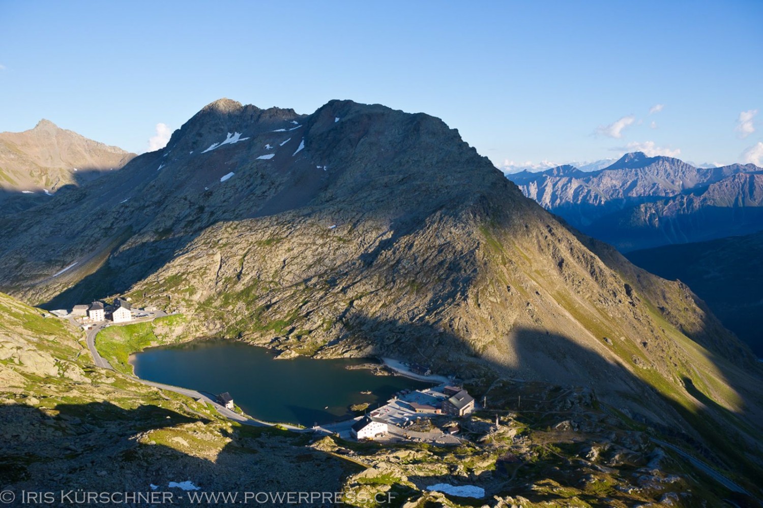 Dans la montée vers la Grande Chenalette, le regard porte vers l’arrière sur le Grand-Saint-Bernard.