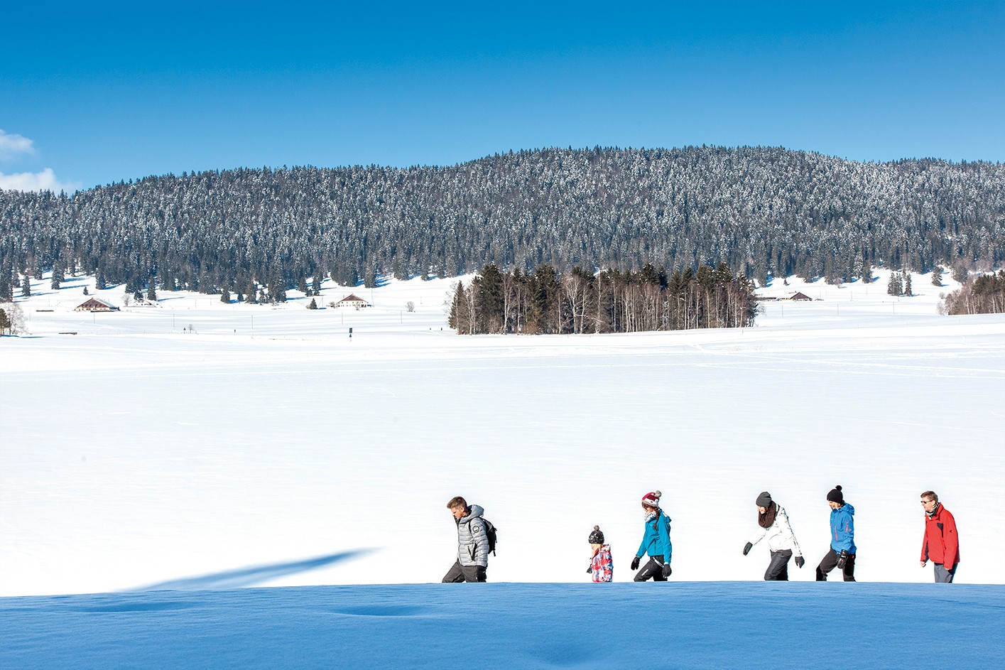 En chemin, sur le haut plateau blanc de La Brévine. Photo: Guillaume Perret