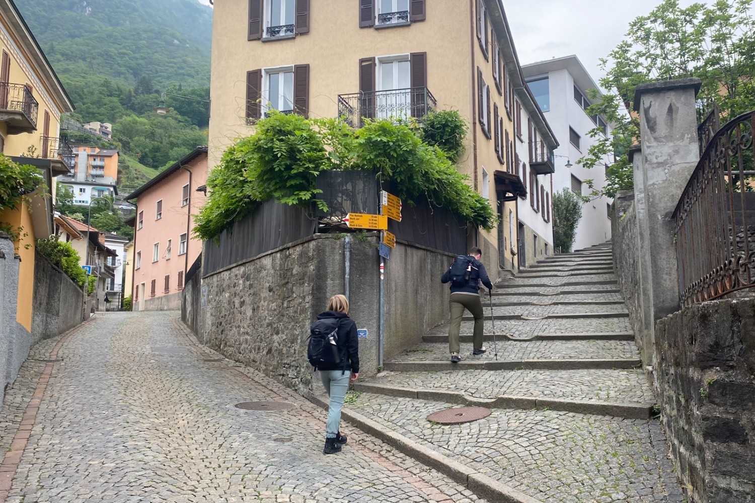 La randonnée débute dans les ruelles de Bellinzone. Photo: Loïc von Matt