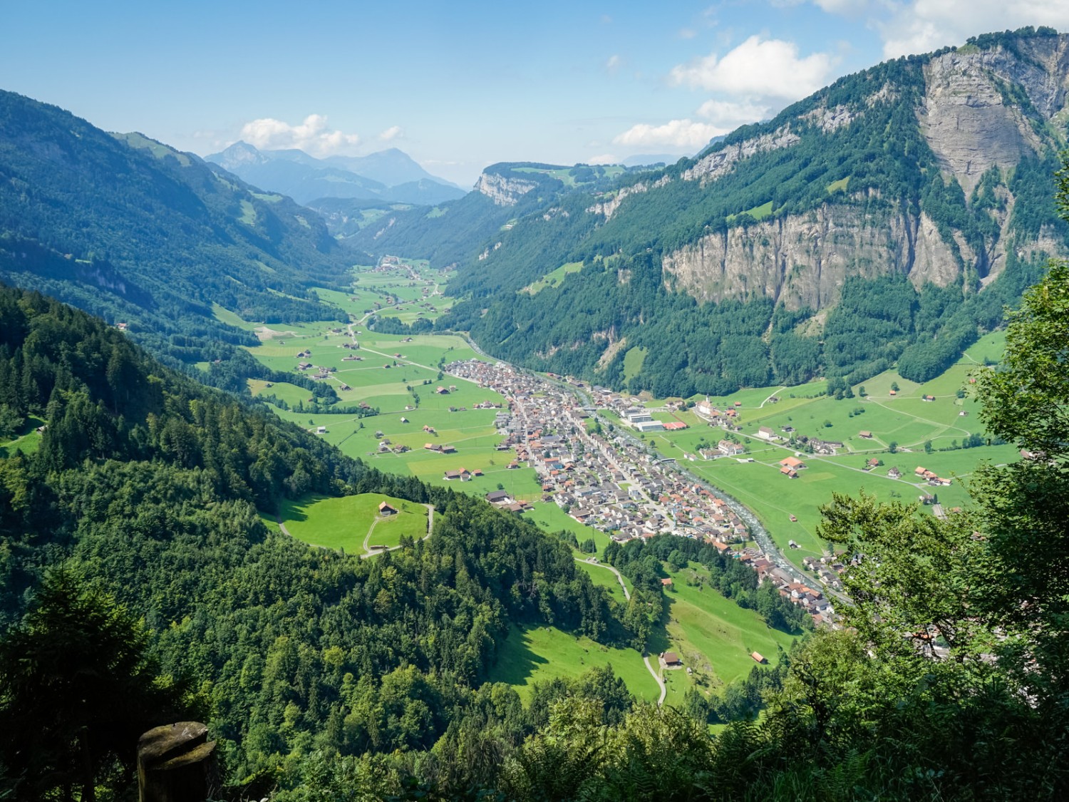 Vue sur le village de Muotathal, en contrebas. La fin de la randonnée approche. Photo: Fredy Joss