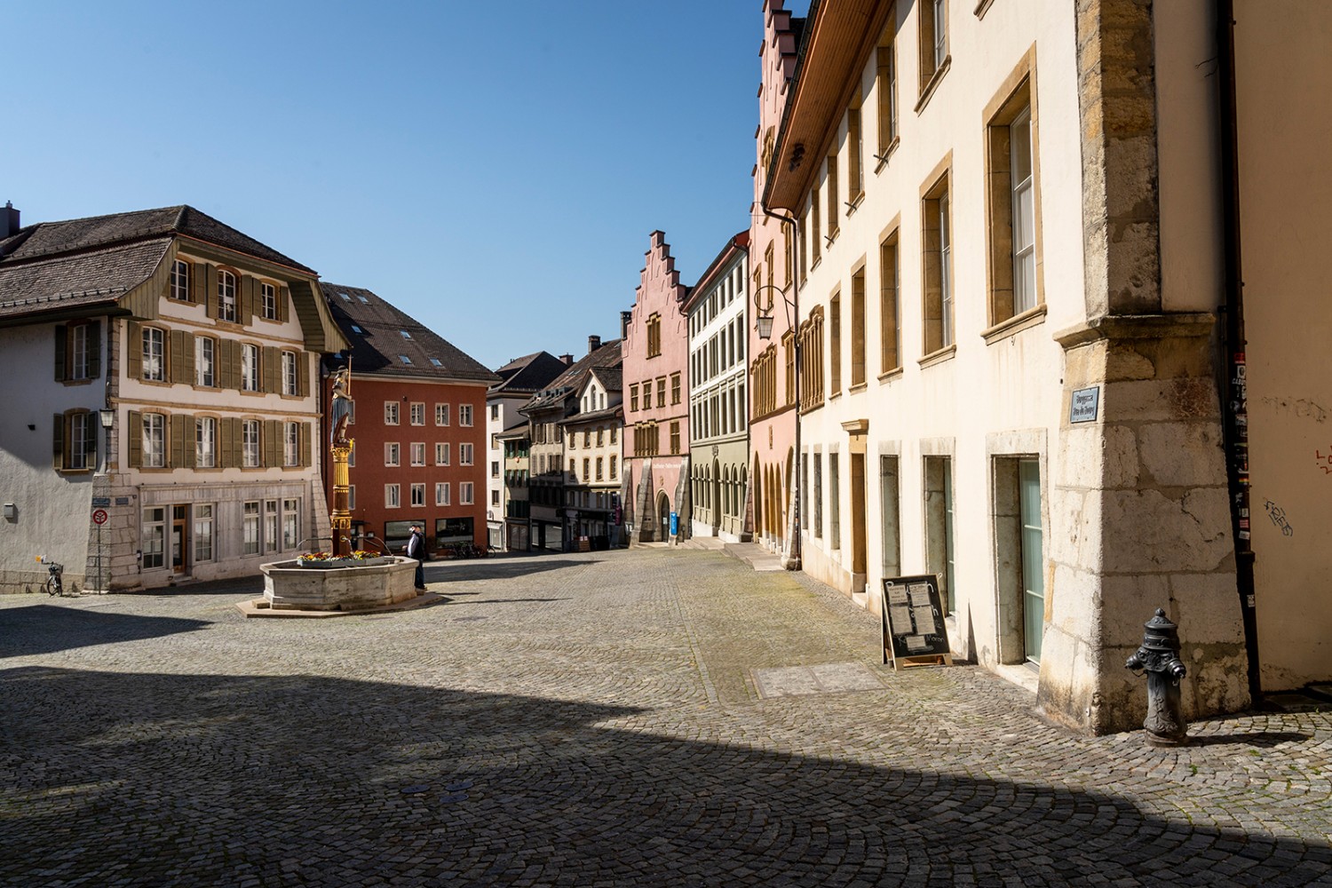 La place du Bourg a gardé son caractère authentique.